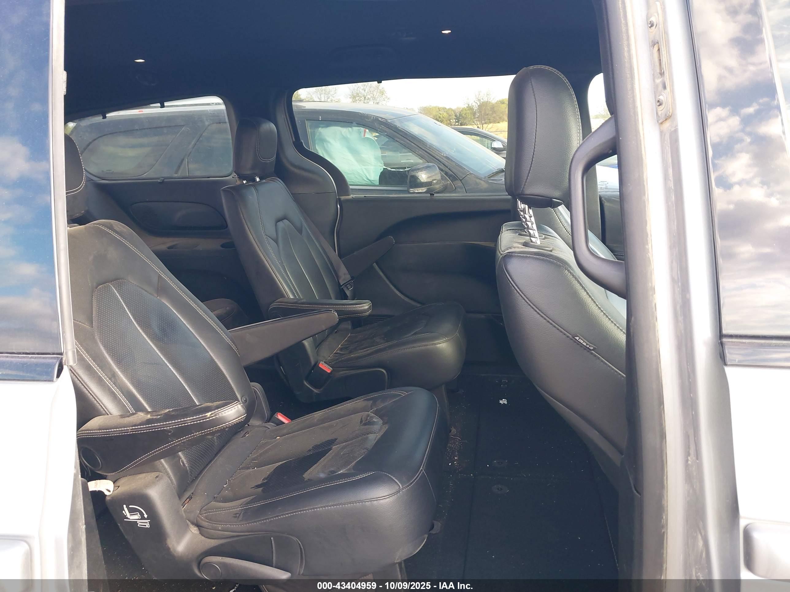 CHRYSLER PACIFICA image 8