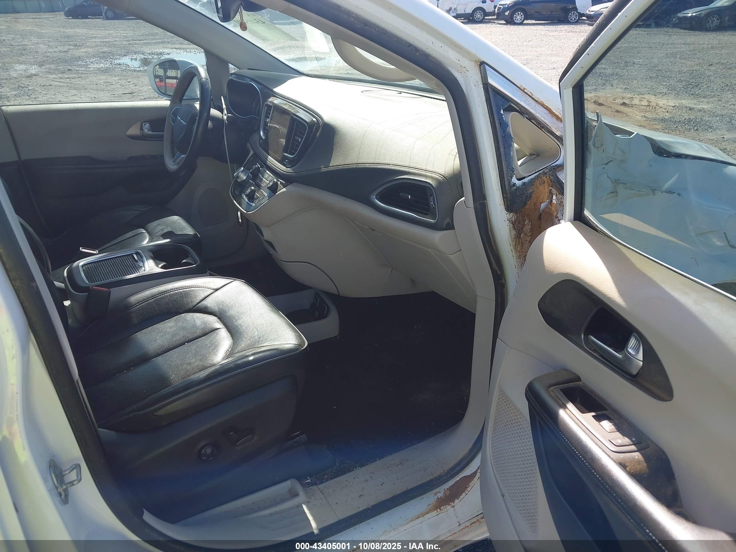 CHRYSLER PACIFICA image 5
