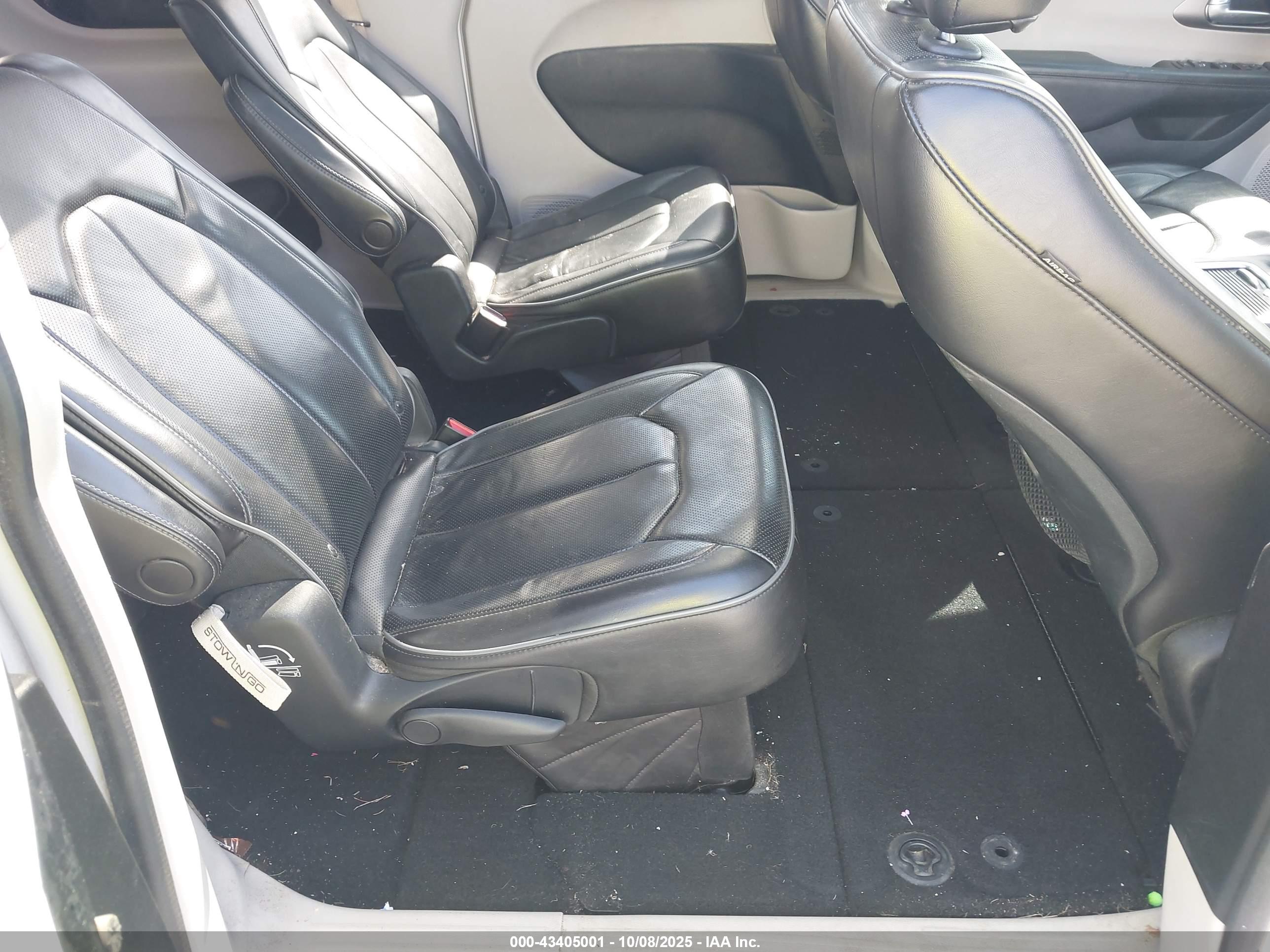 CHRYSLER PACIFICA image 8