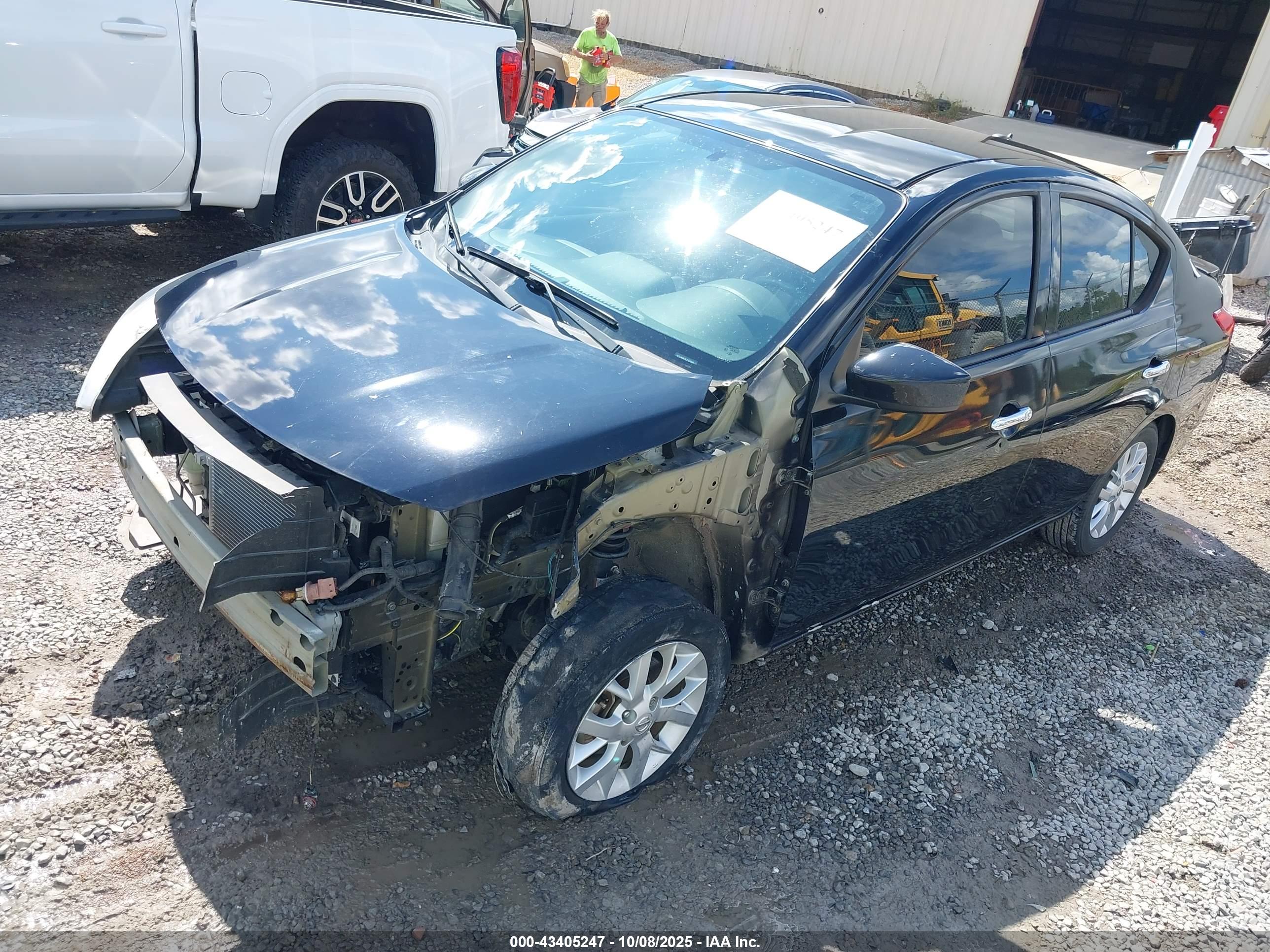 NISSAN VERSA image 2
