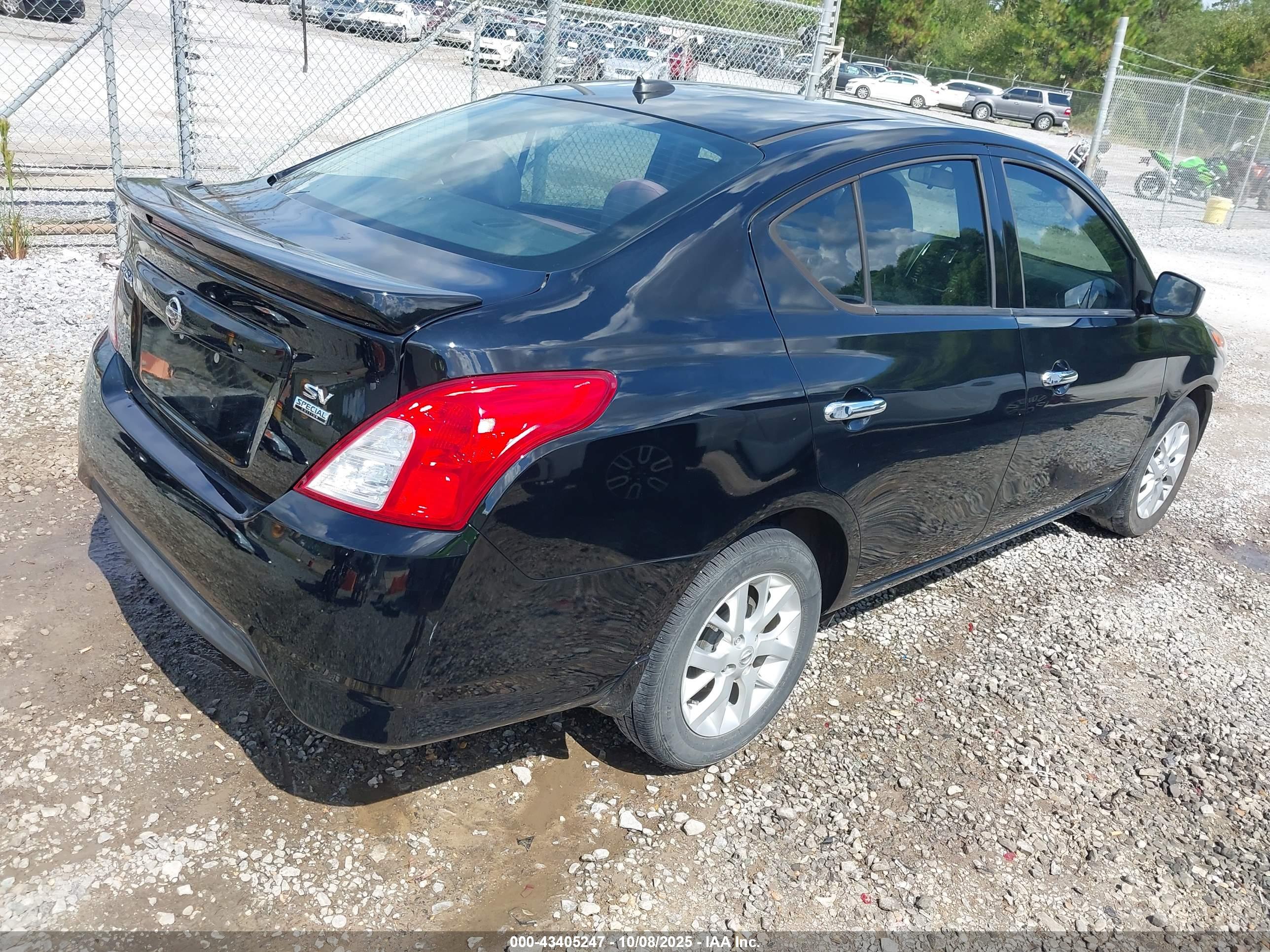 NISSAN VERSA image 4