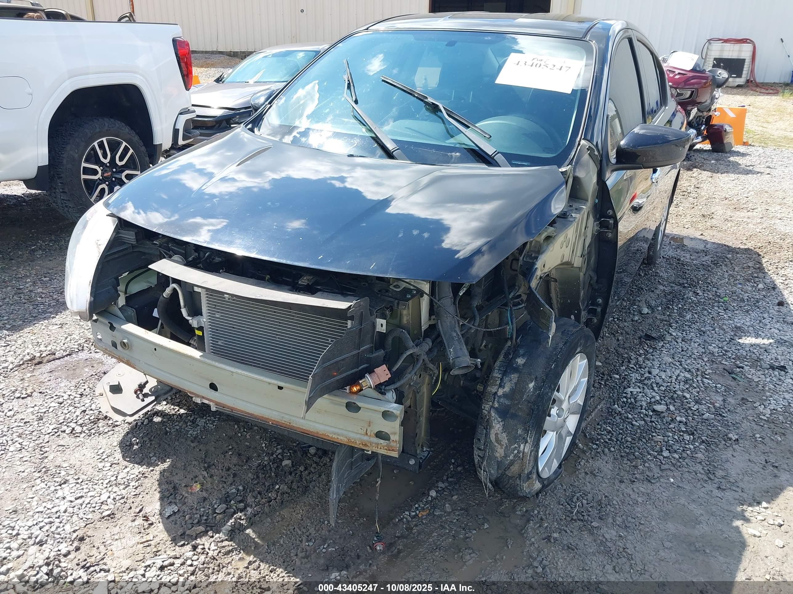 NISSAN VERSA image 6