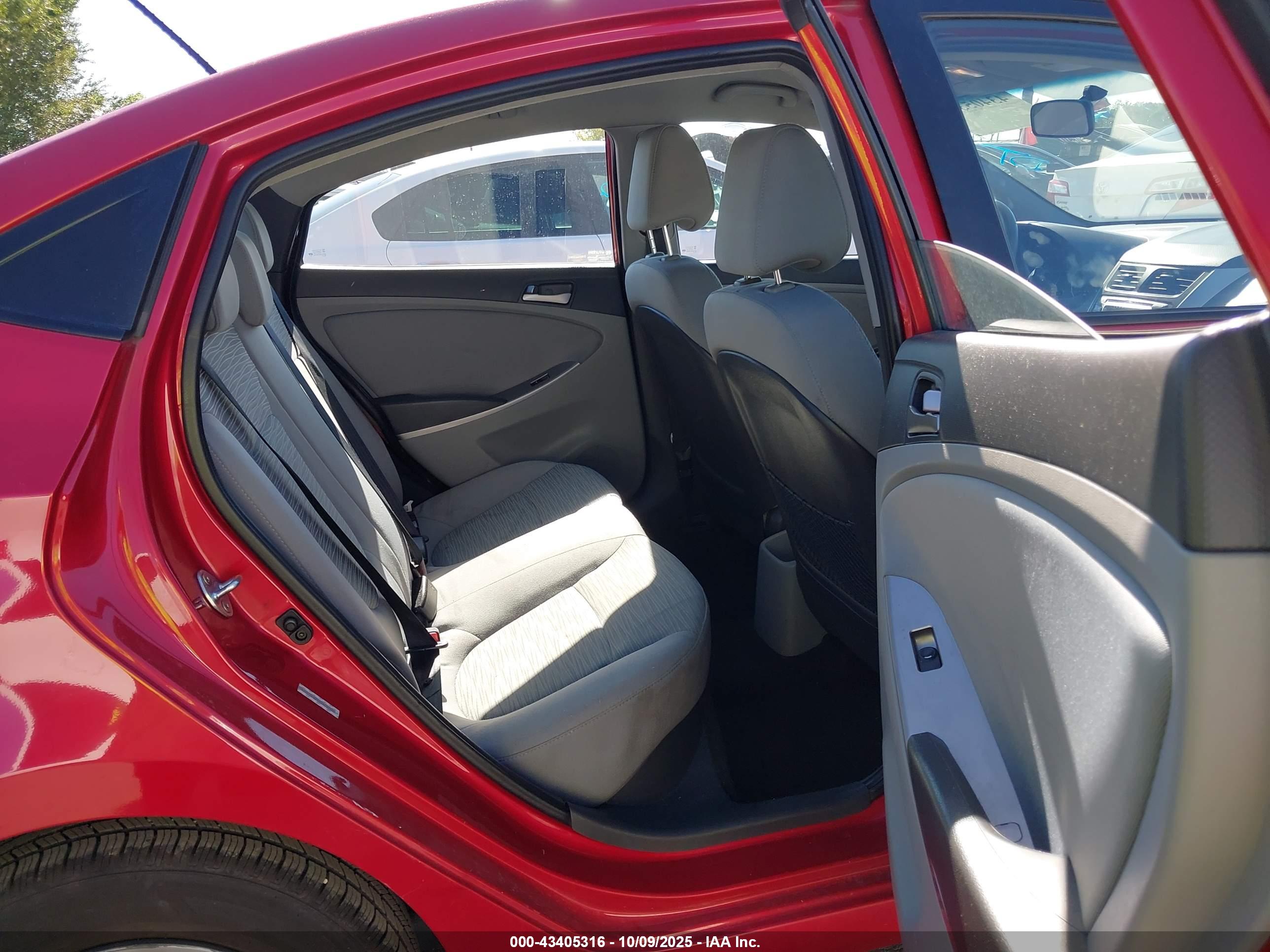HYUNDAI ACCENT image 8