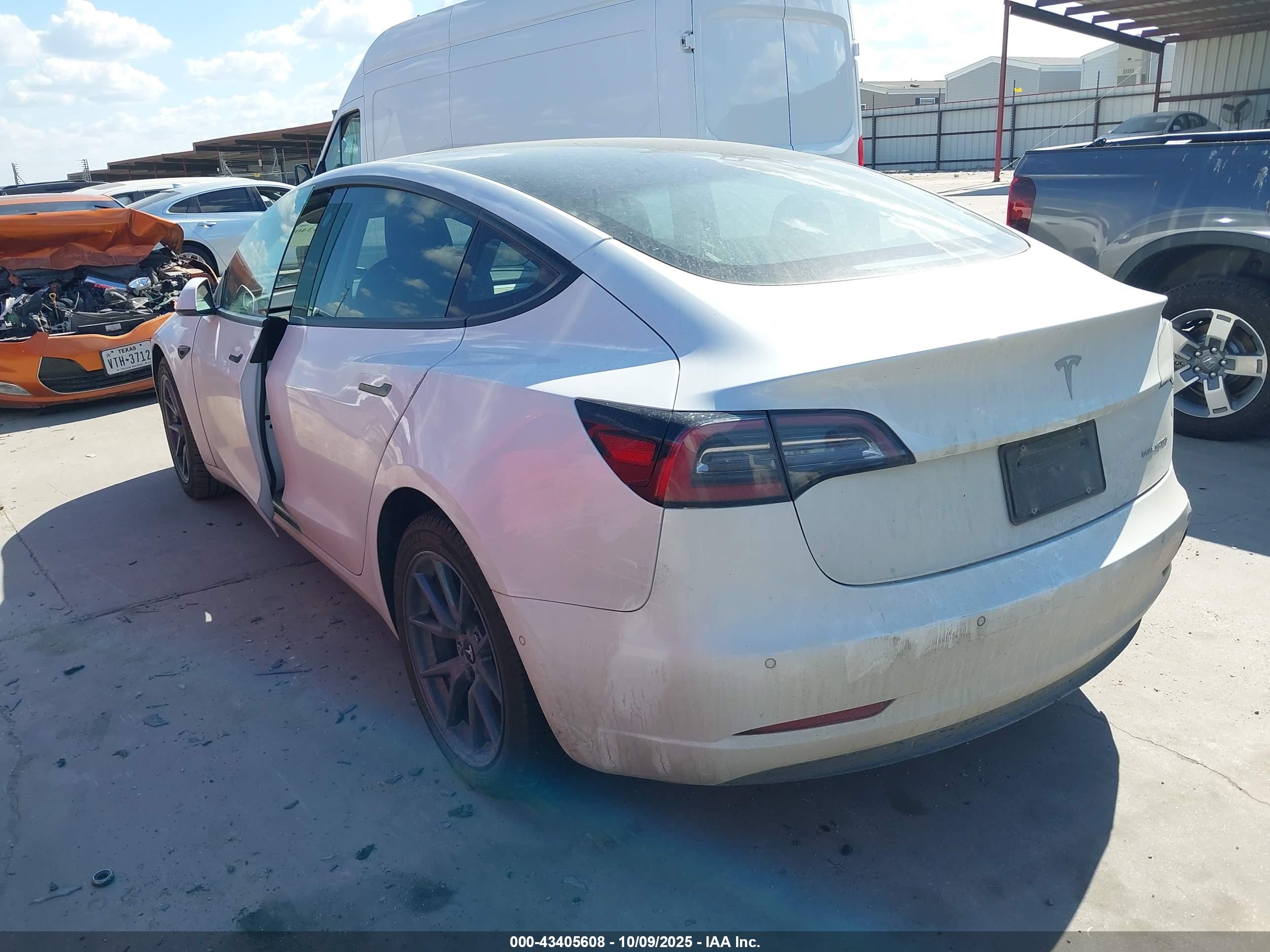 TESLA MODEL image 3