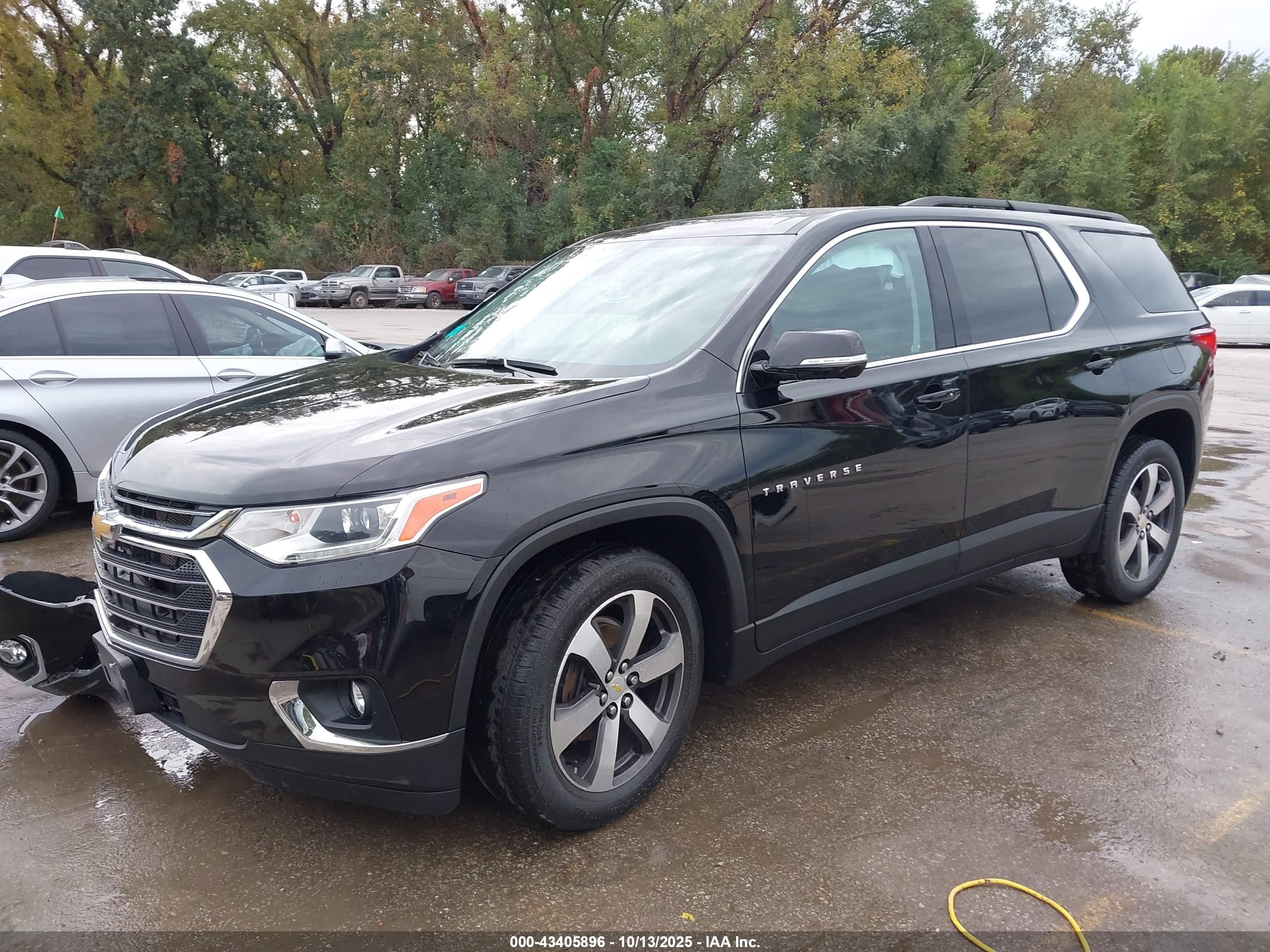 CHEVROLET TRAVERSE image 2