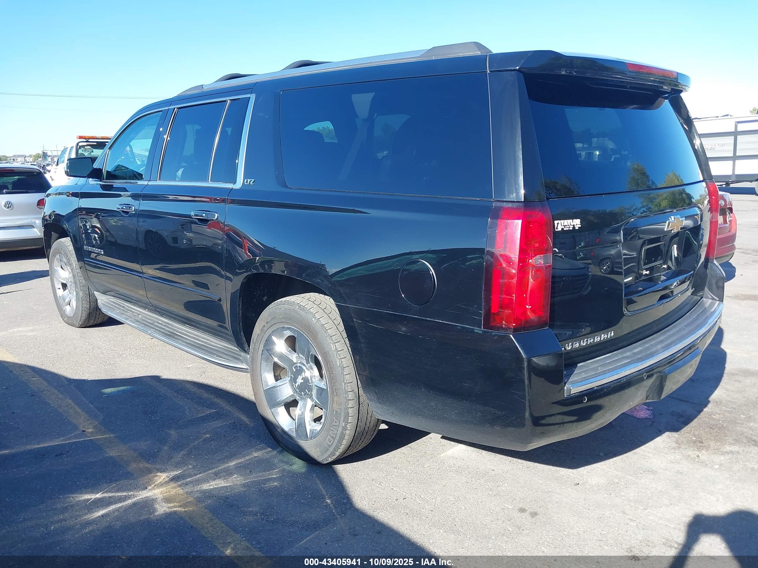 CHEVROLET SUBURBAN image 3
