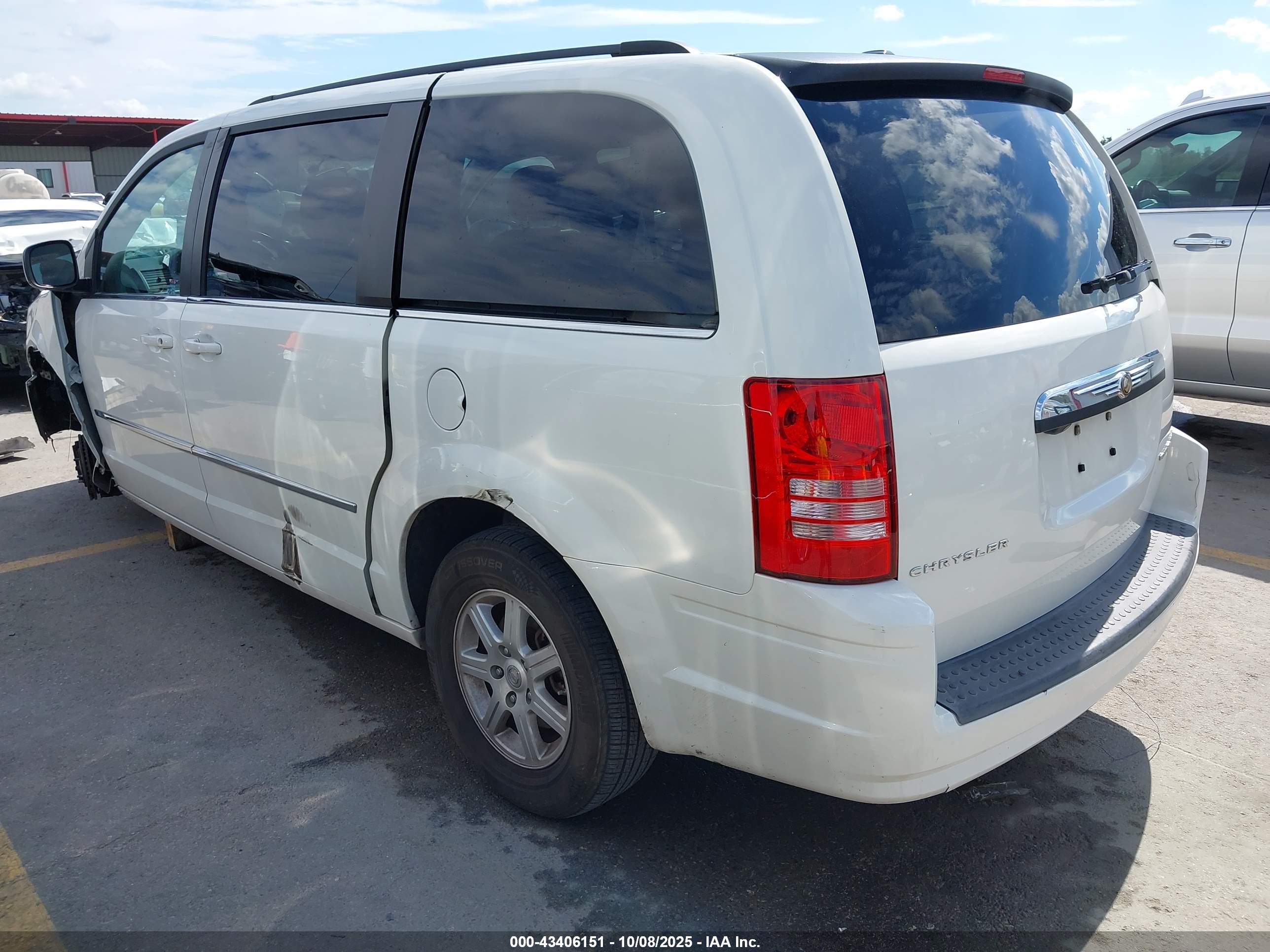 CHRYSLER TOWN image 3