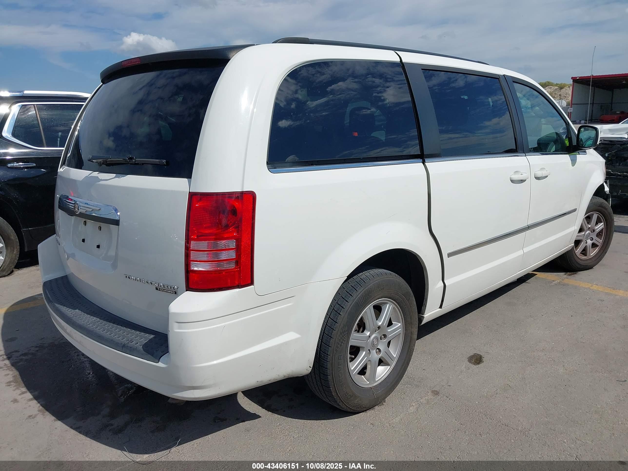 CHRYSLER TOWN image 4
