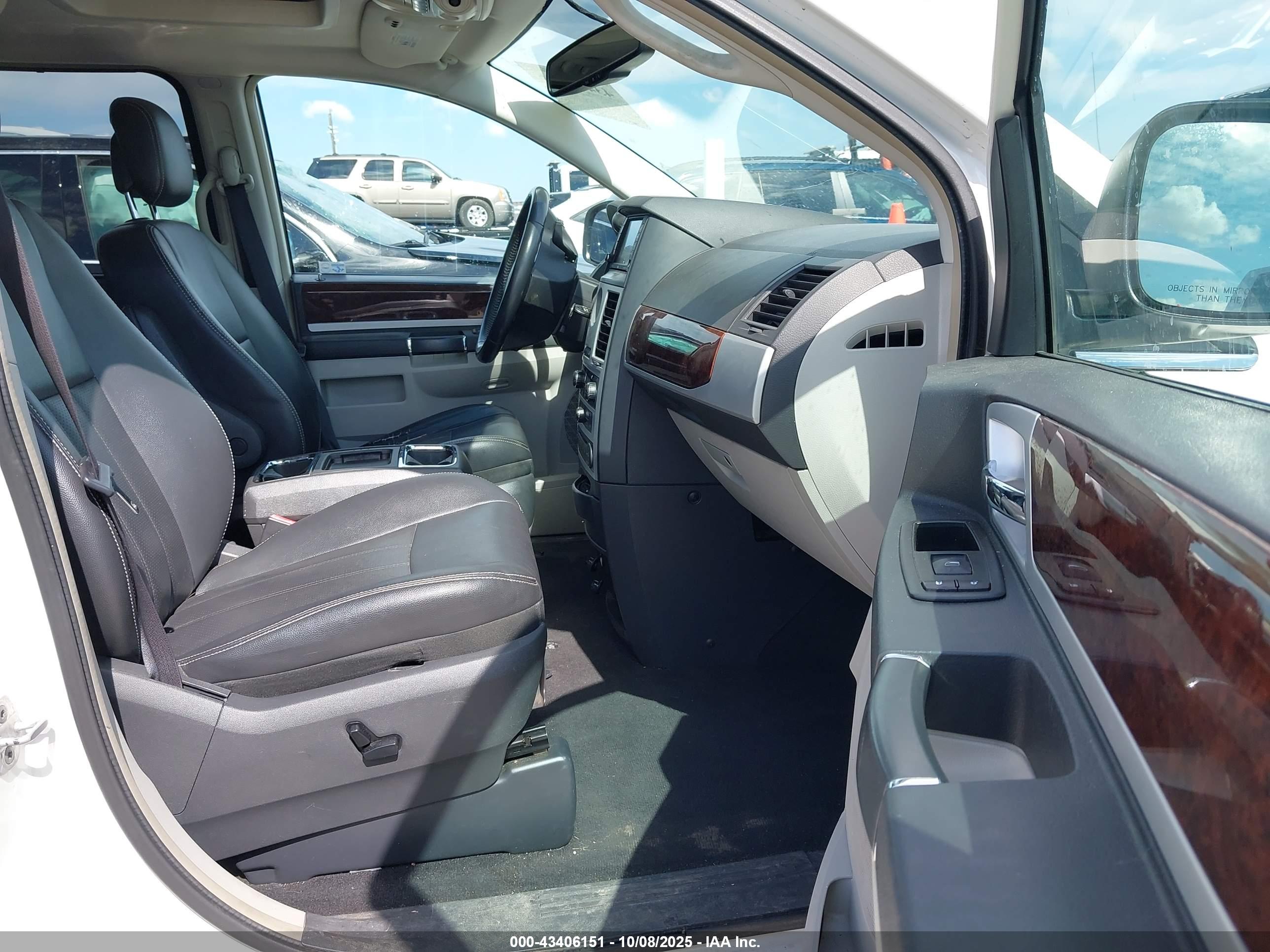 CHRYSLER TOWN image 5