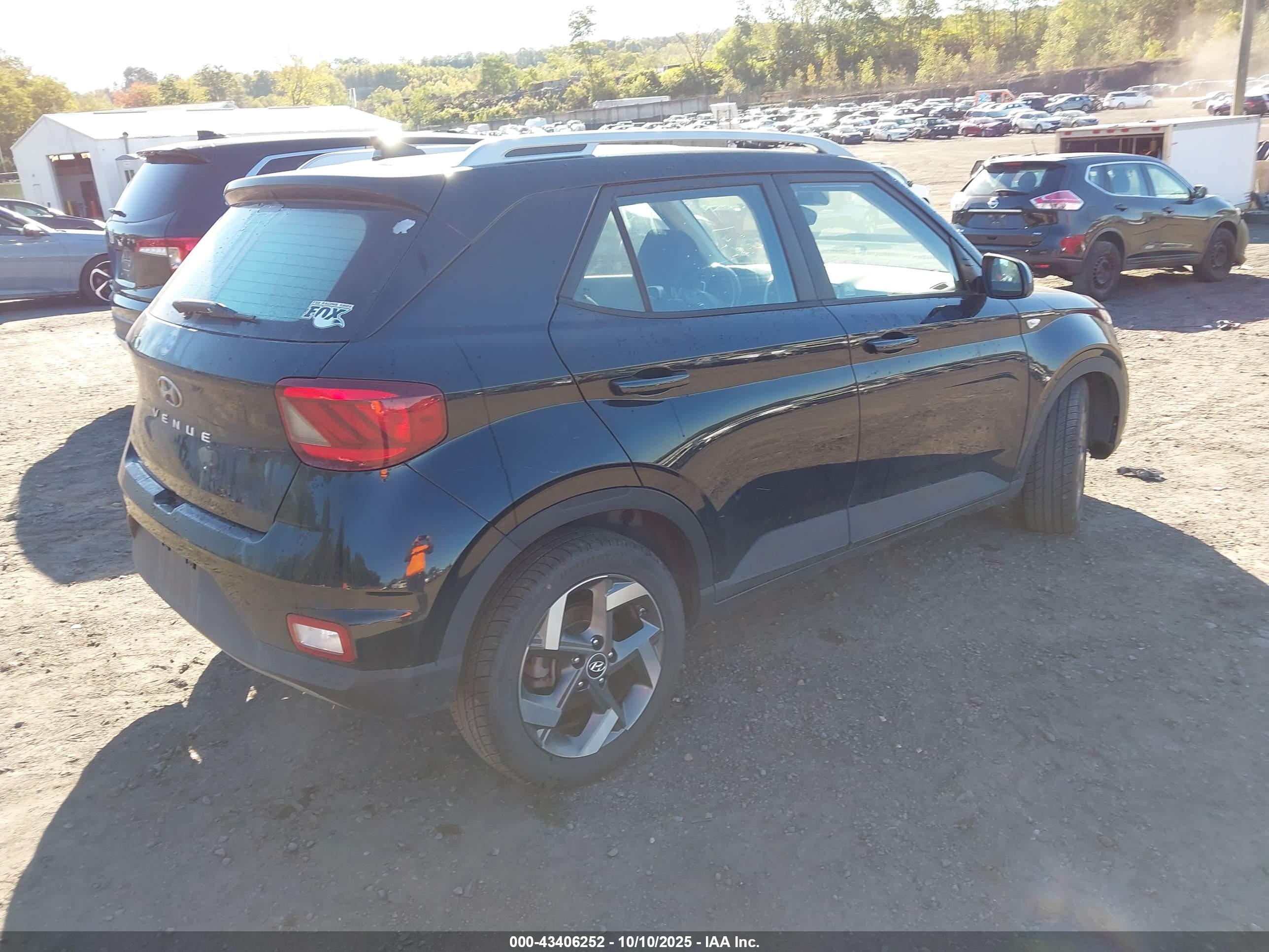 HYUNDAI VENUE image 4
