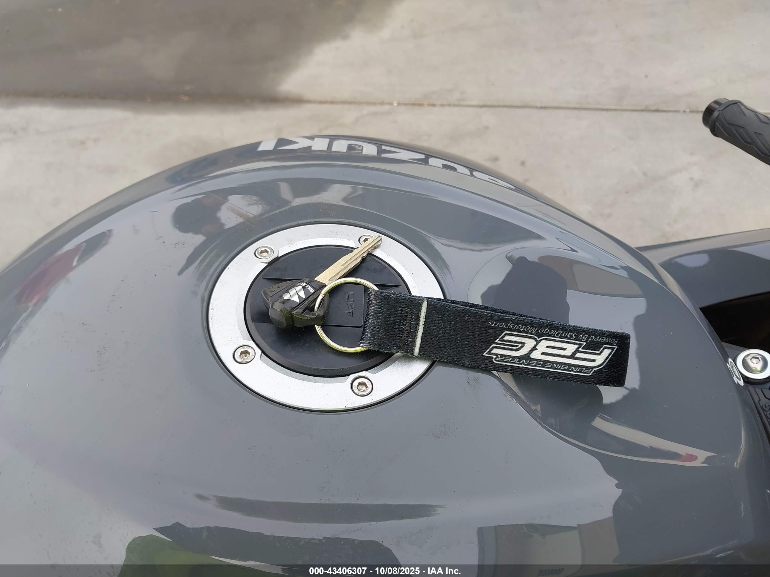 SUZUKI GSX-R750 image 11