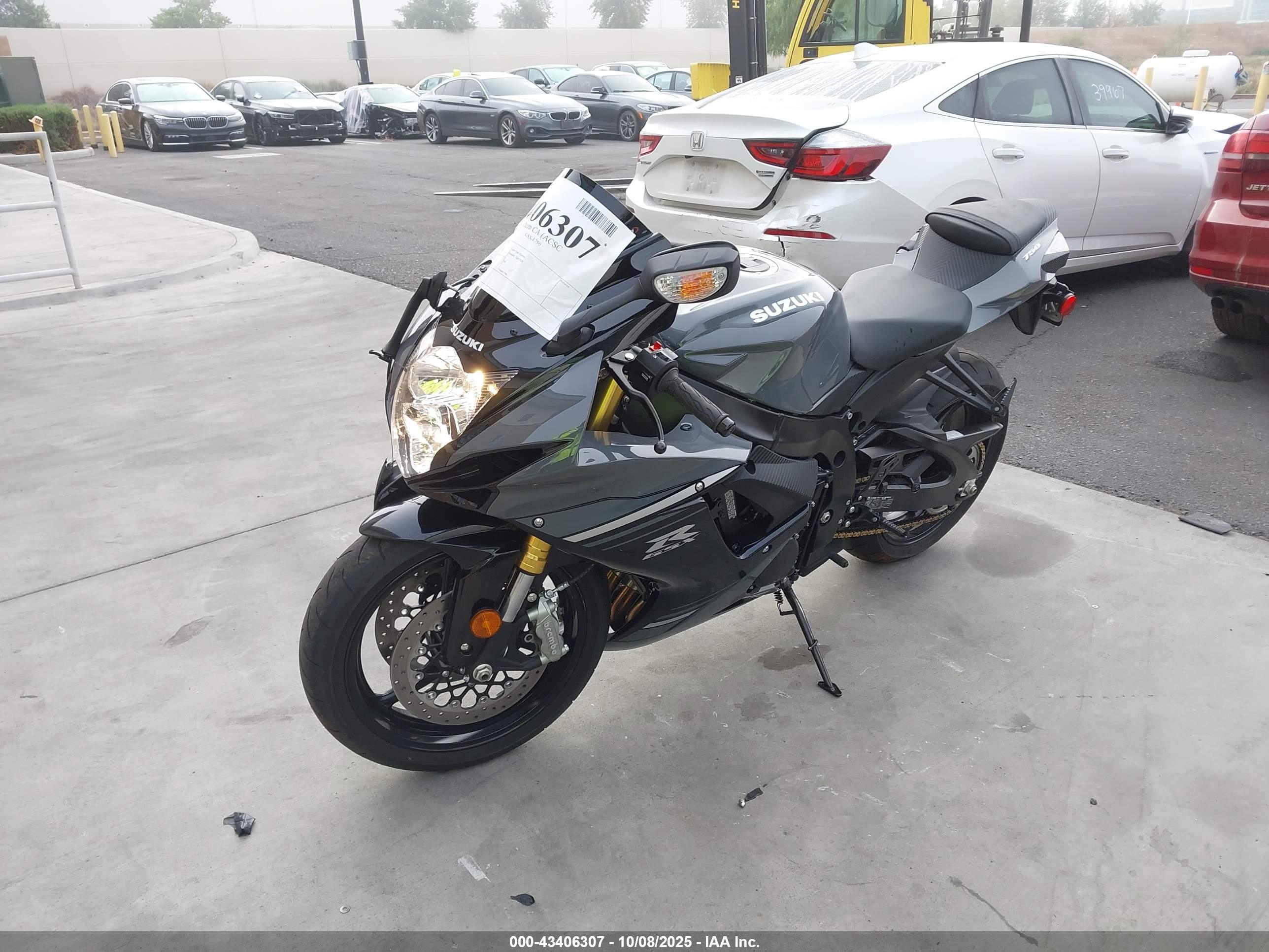 SUZUKI GSX-R750 image 2