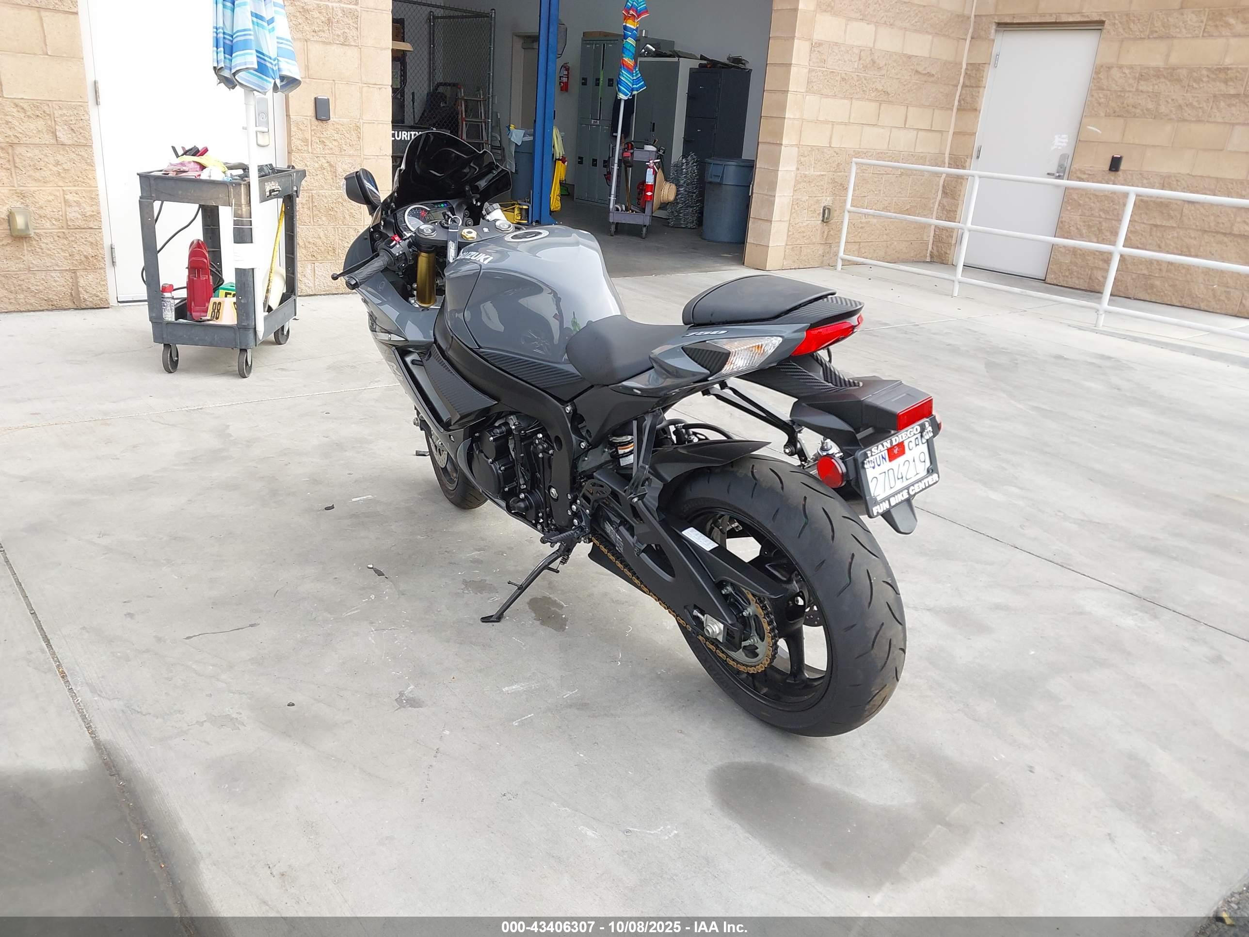 SUZUKI GSX-R750 image 3