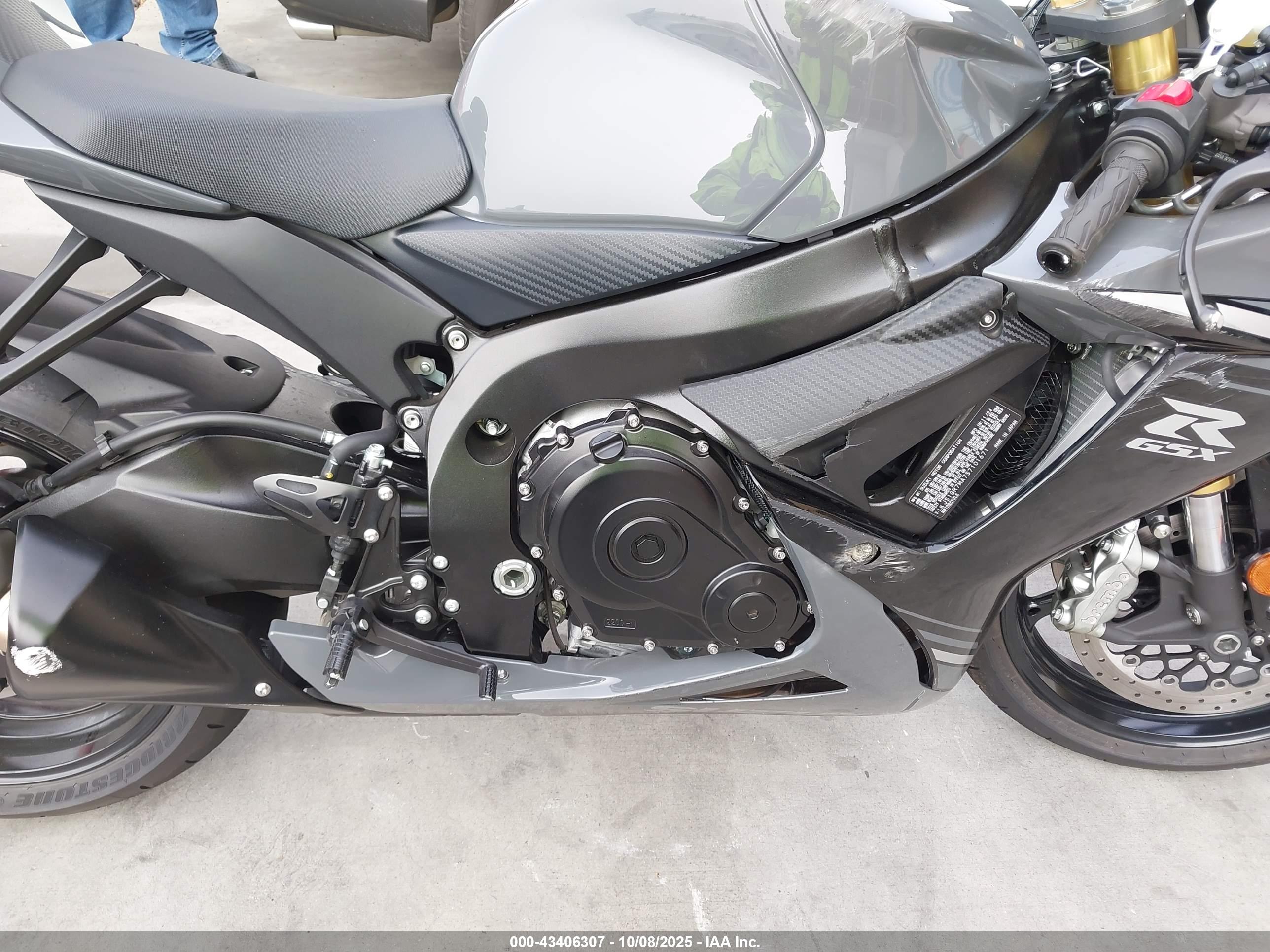 SUZUKI GSX-R750 image 8