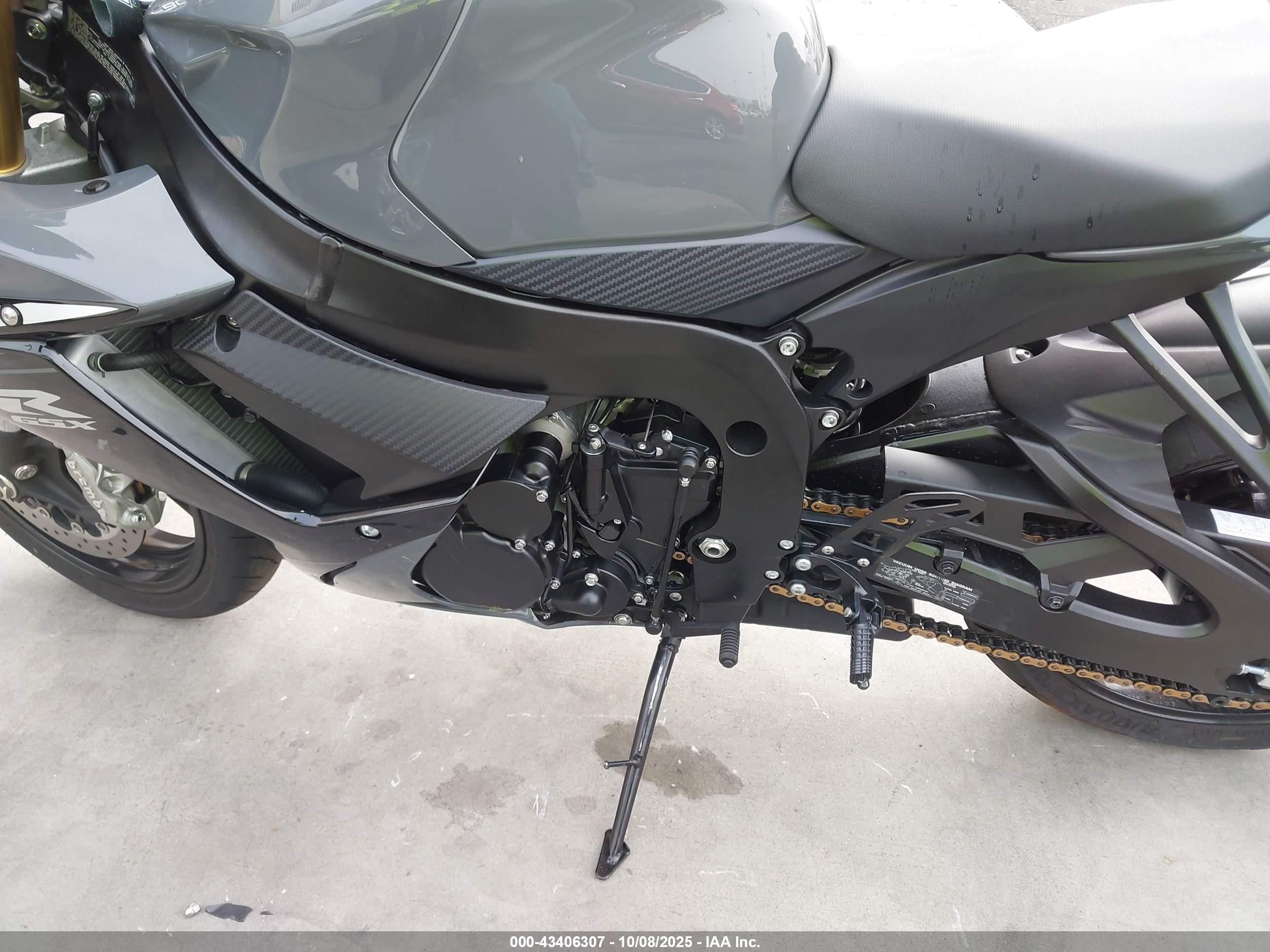 SUZUKI GSX-R750 image 9