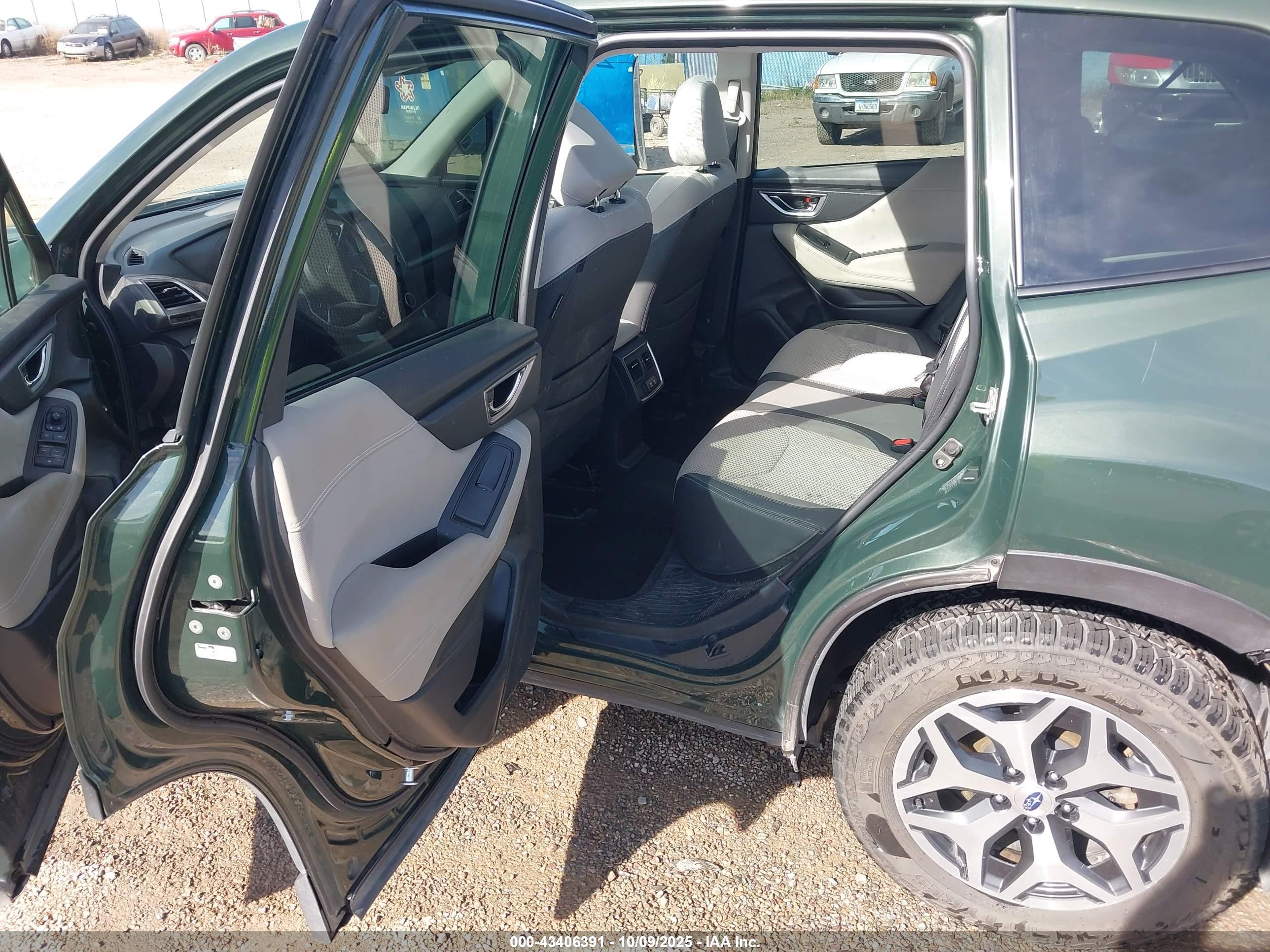SUBARU FORESTER image 8