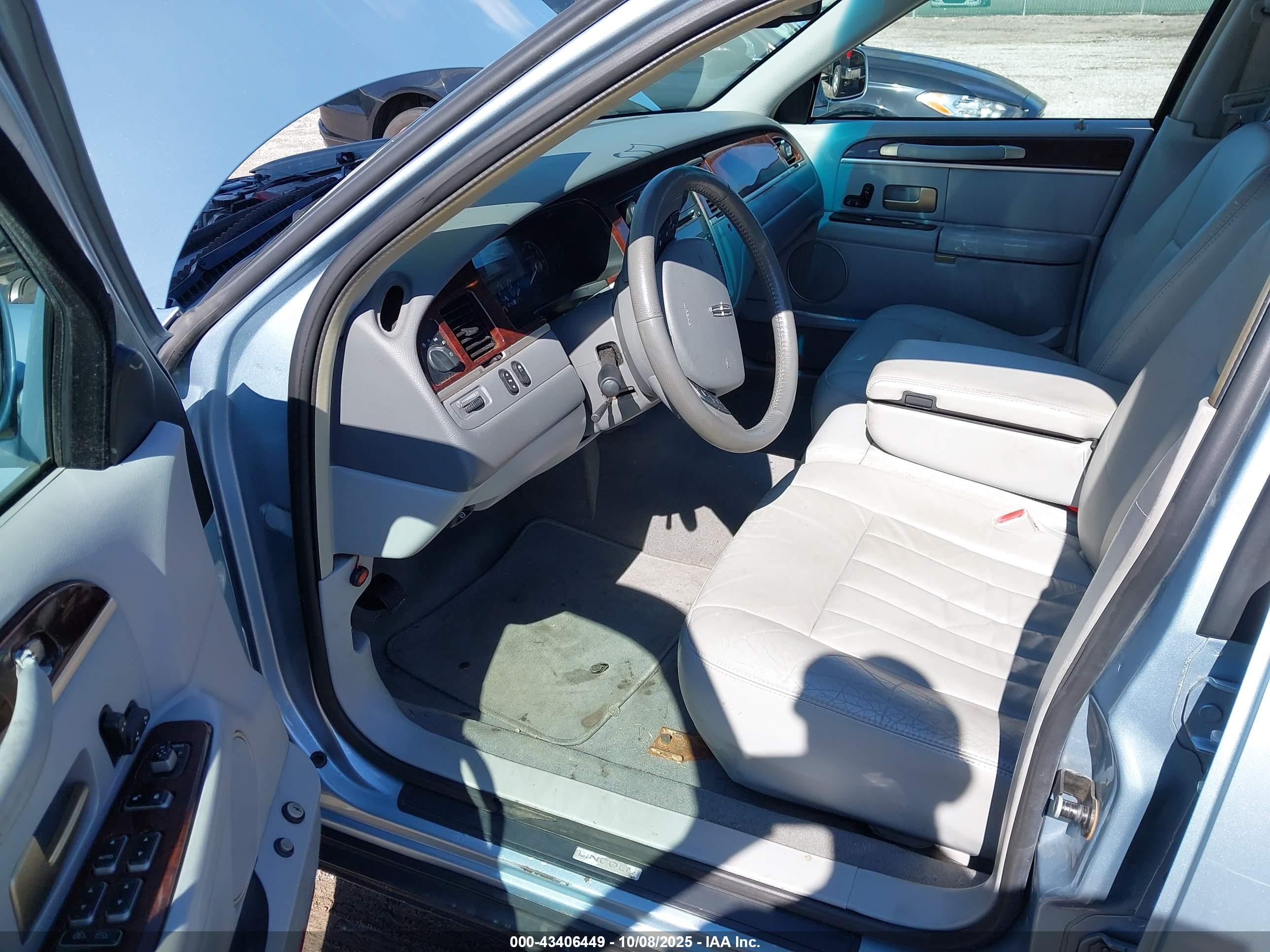 LINCOLN TOWN image 5