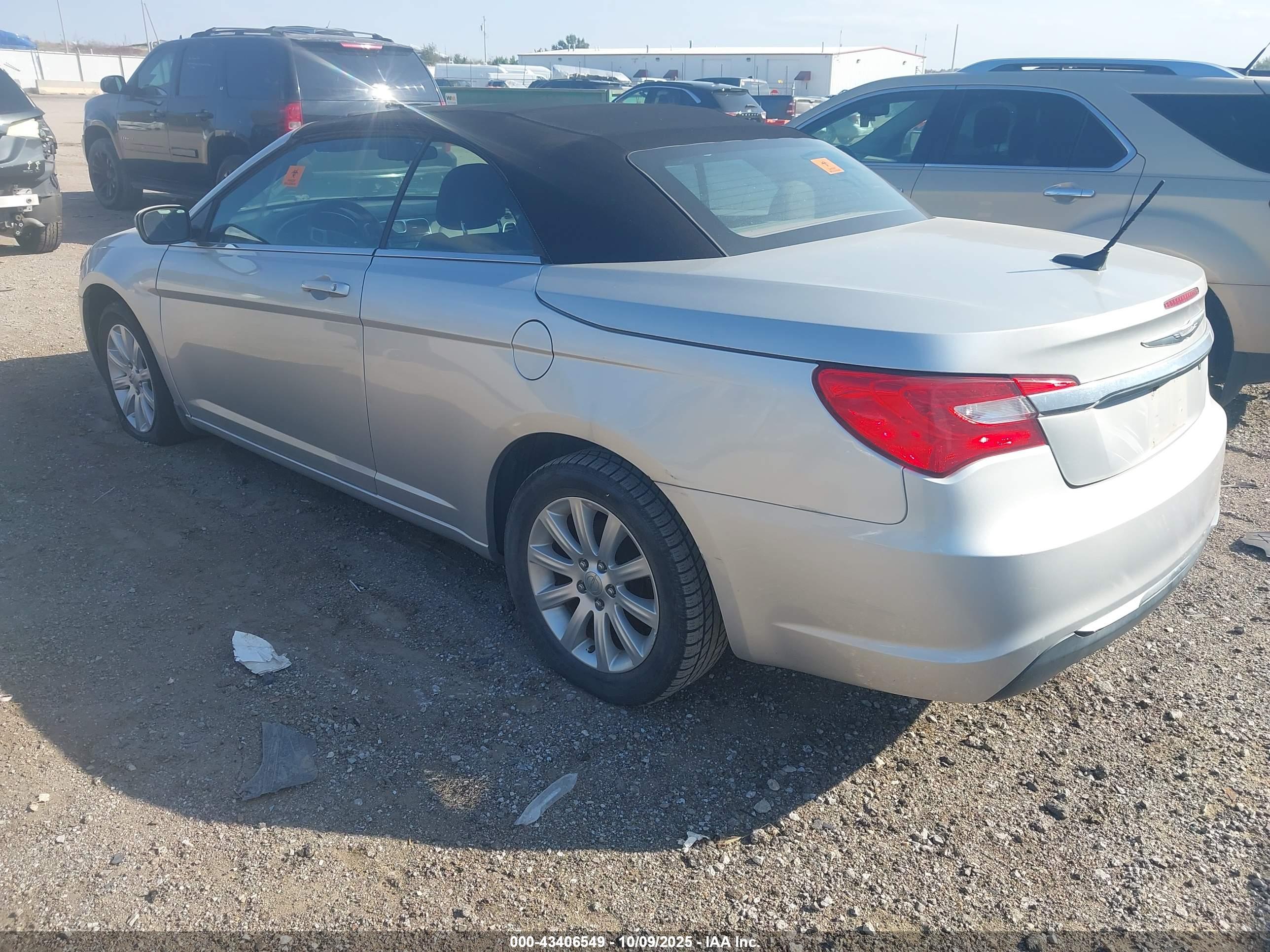 CHRYSLER 200 image 3