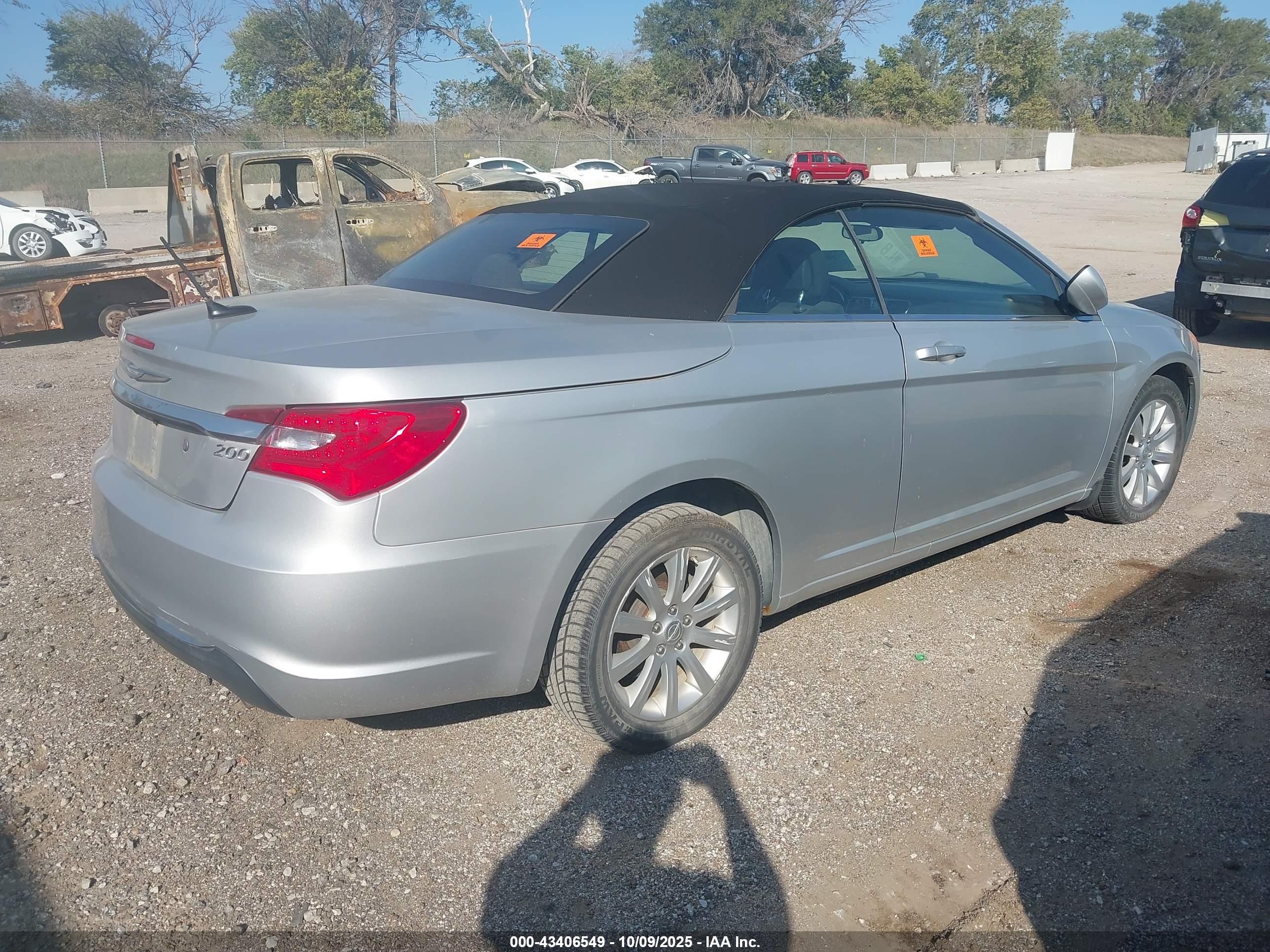 CHRYSLER 200 image 4