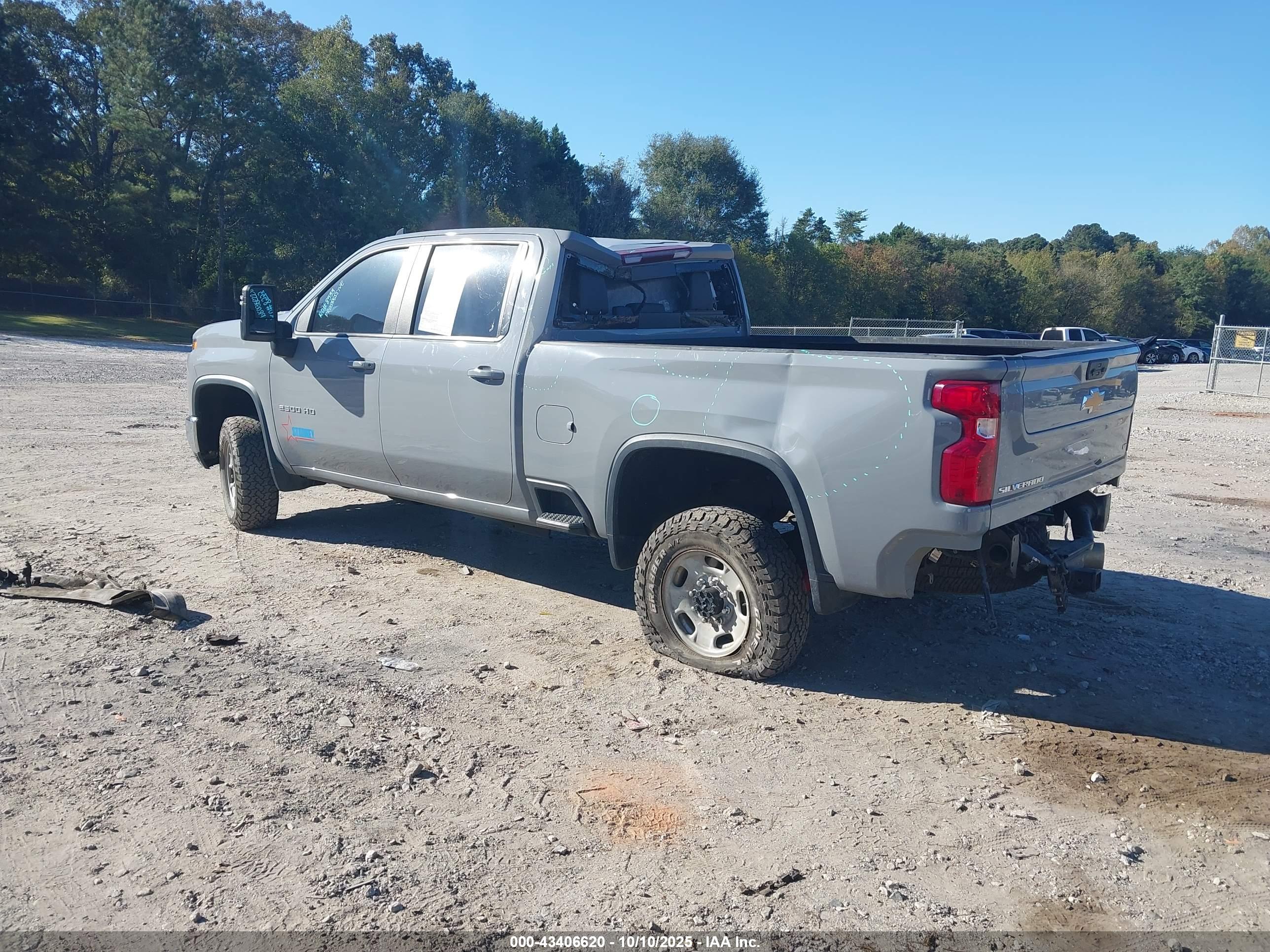 CHEVROLET SILVERADO image 3