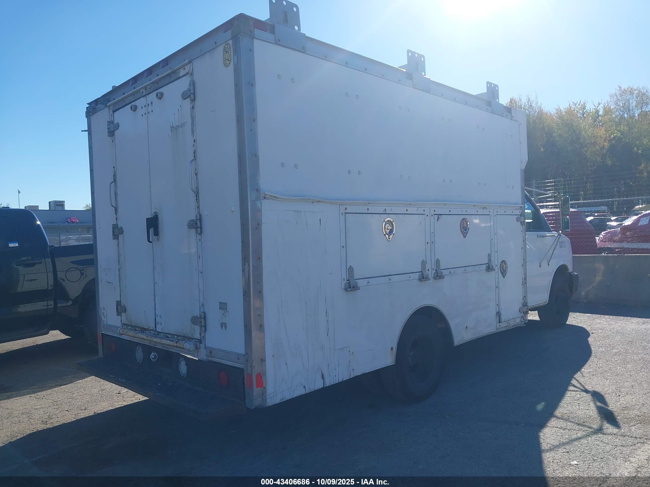 CHEVROLET EXPRESS image 4