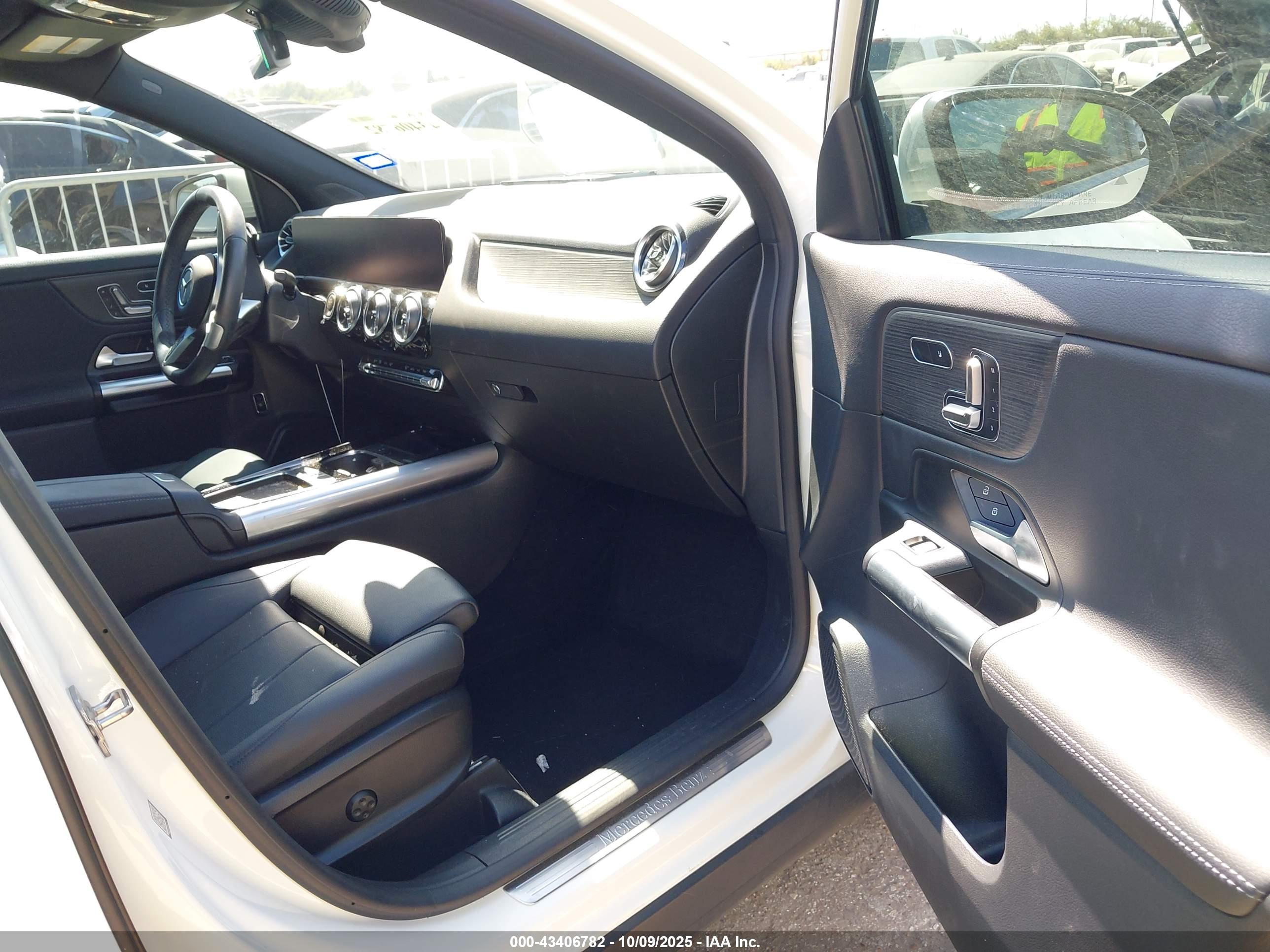 MERCEDES-BENZ GLA image 5