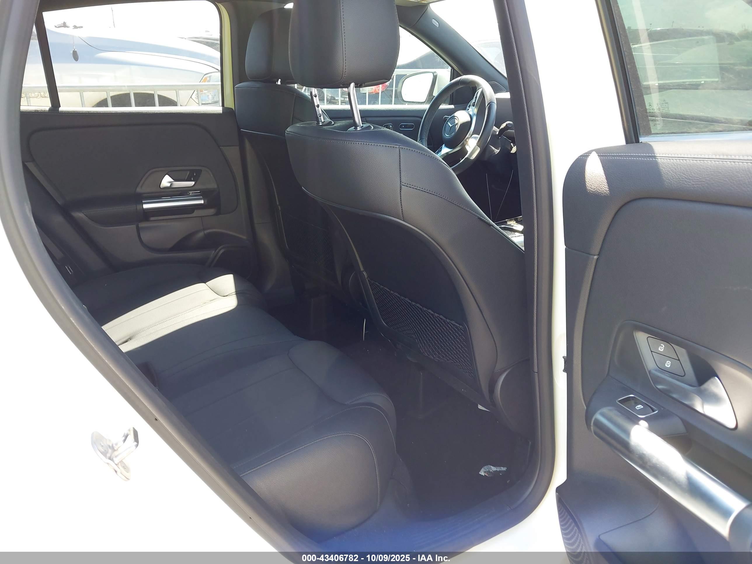 MERCEDES-BENZ GLA image 8