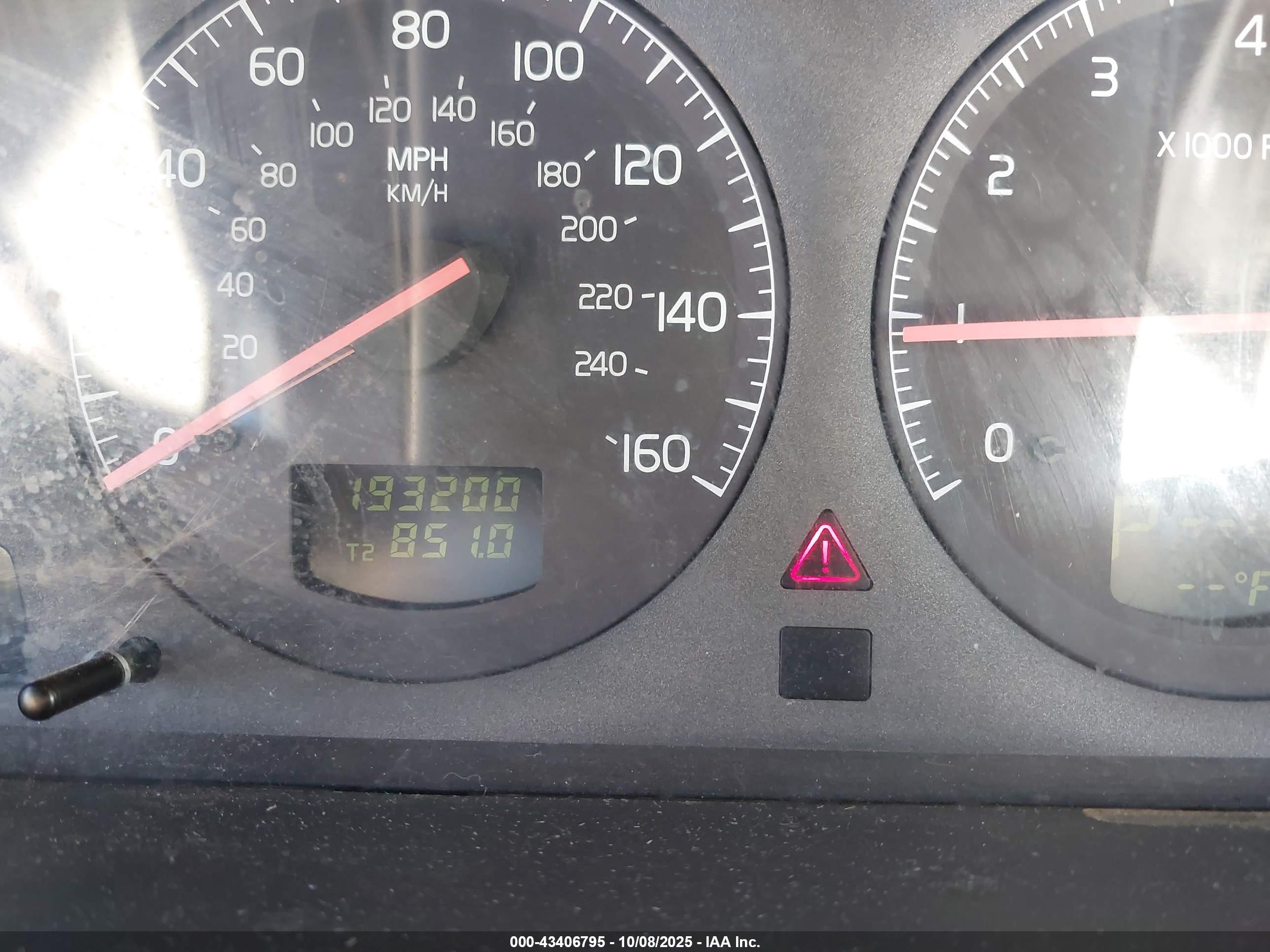 VOLVO V70 image 7