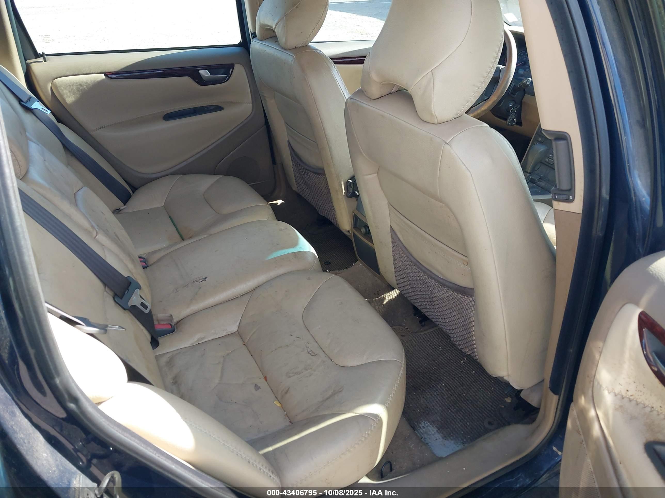 VOLVO V70 image 8
