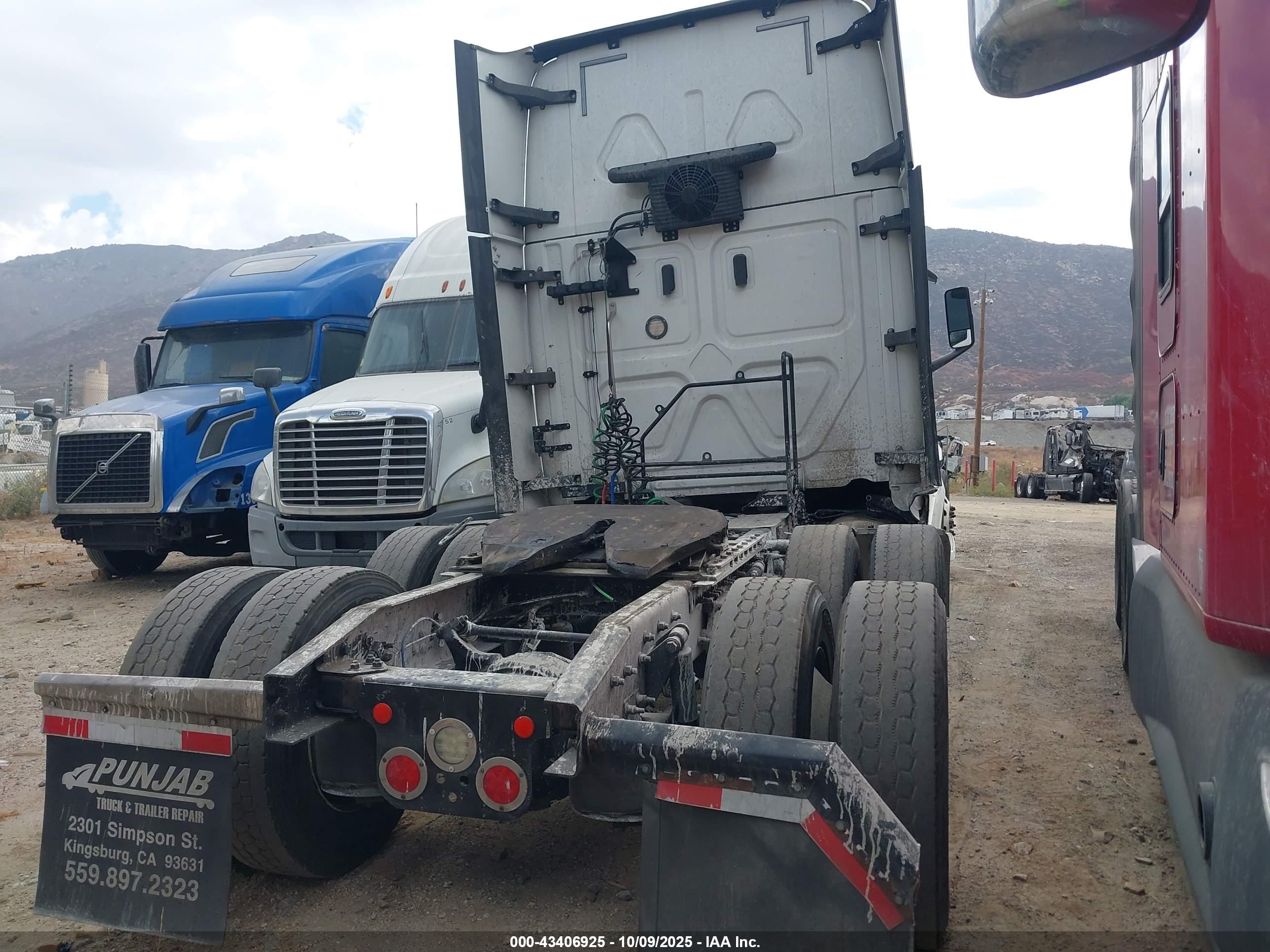 FREIGHTLINER NEW image 4