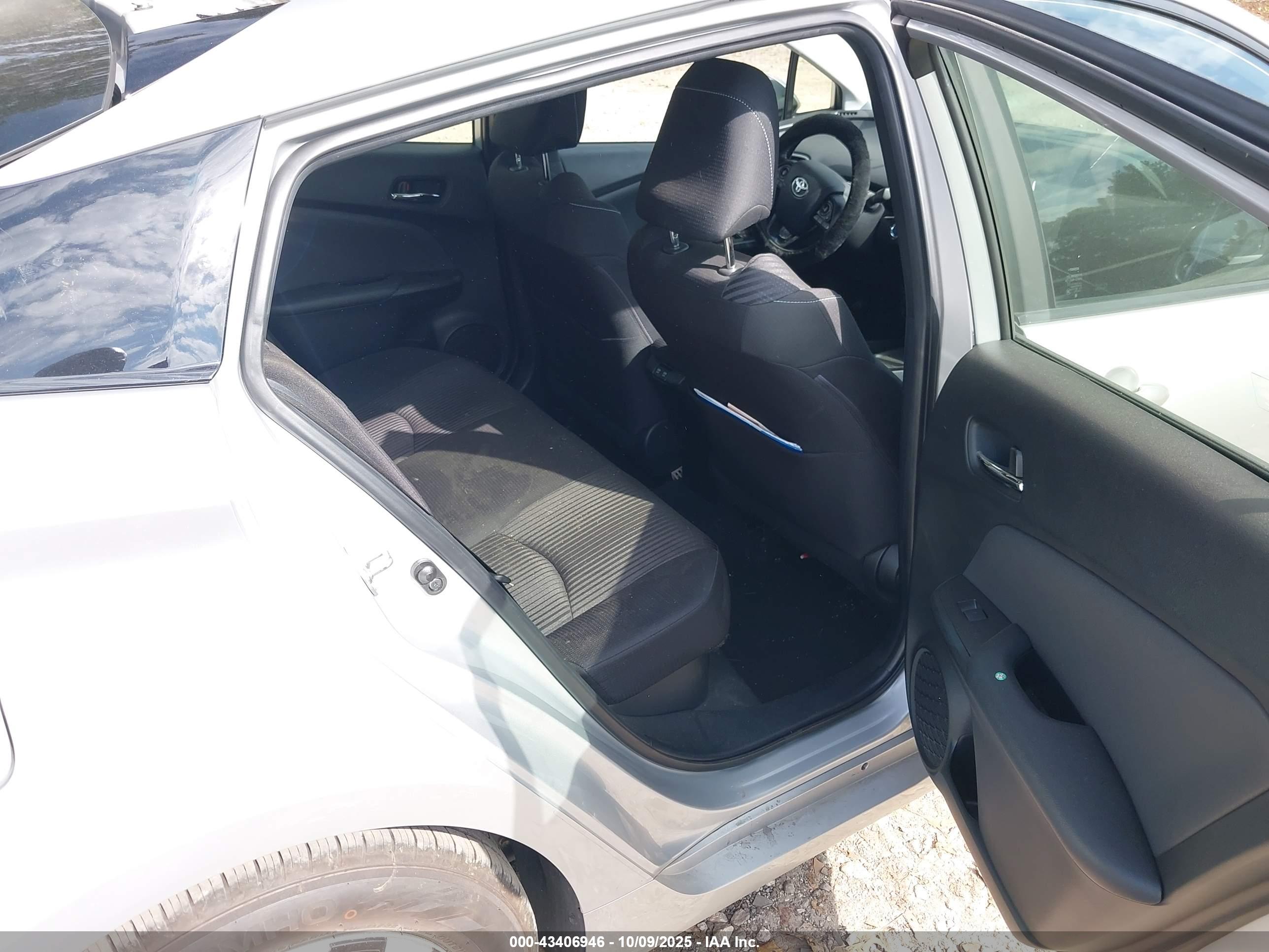 TOYOTA PRIUS image 8