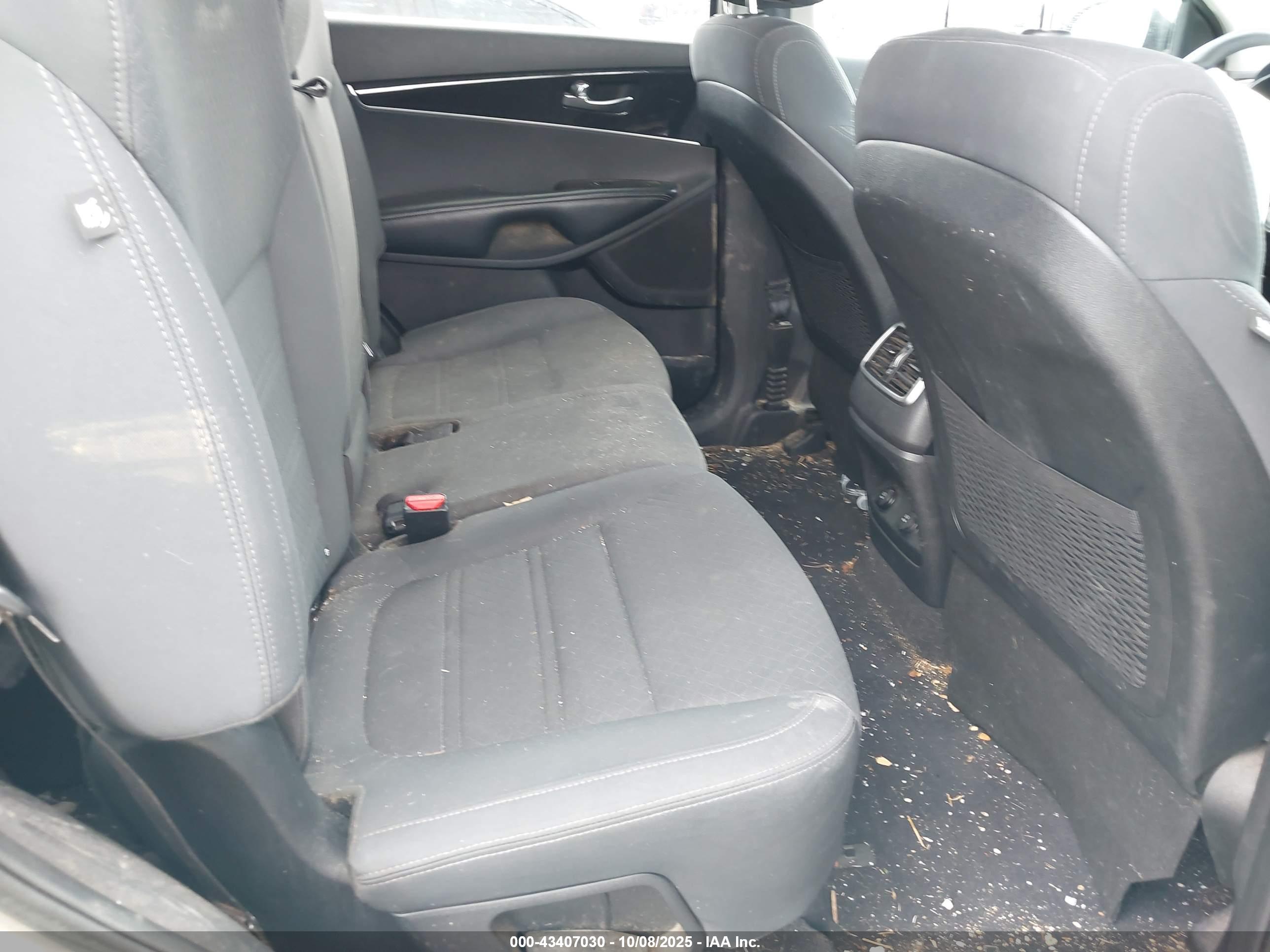 KIA SORENTO image 8