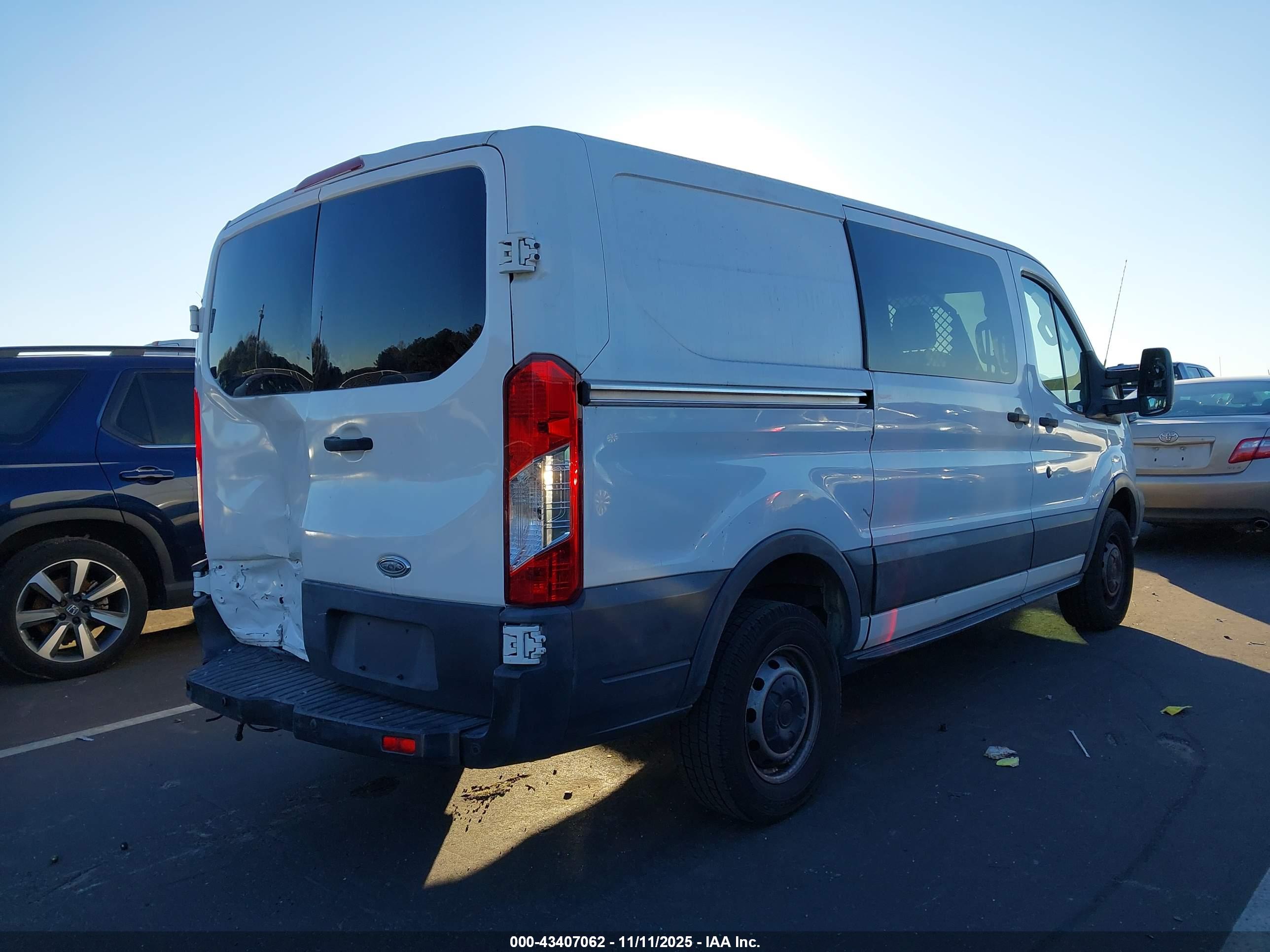 FORD TRANSIT-250 image 4