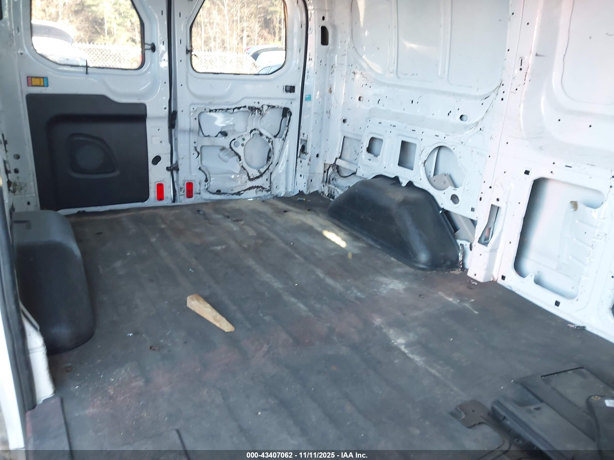 FORD TRANSIT-250 image 8
