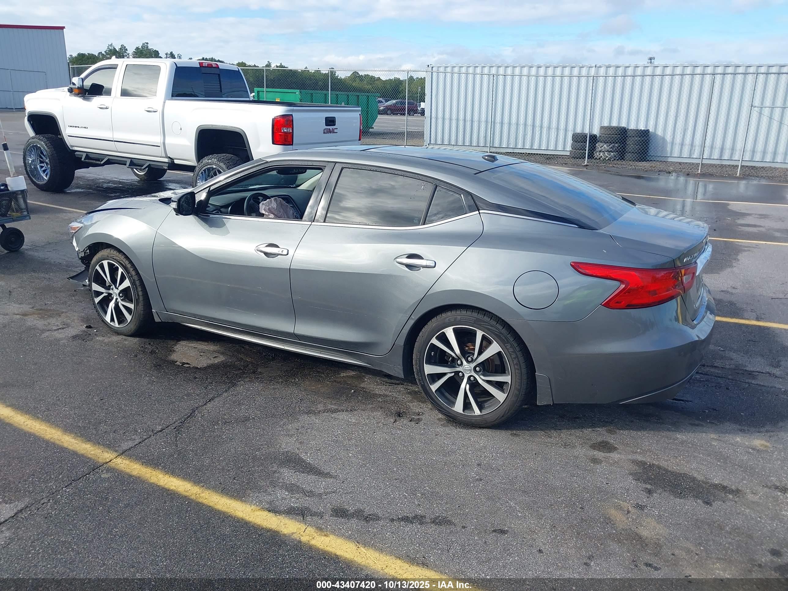 NISSAN MAXIMA image 3