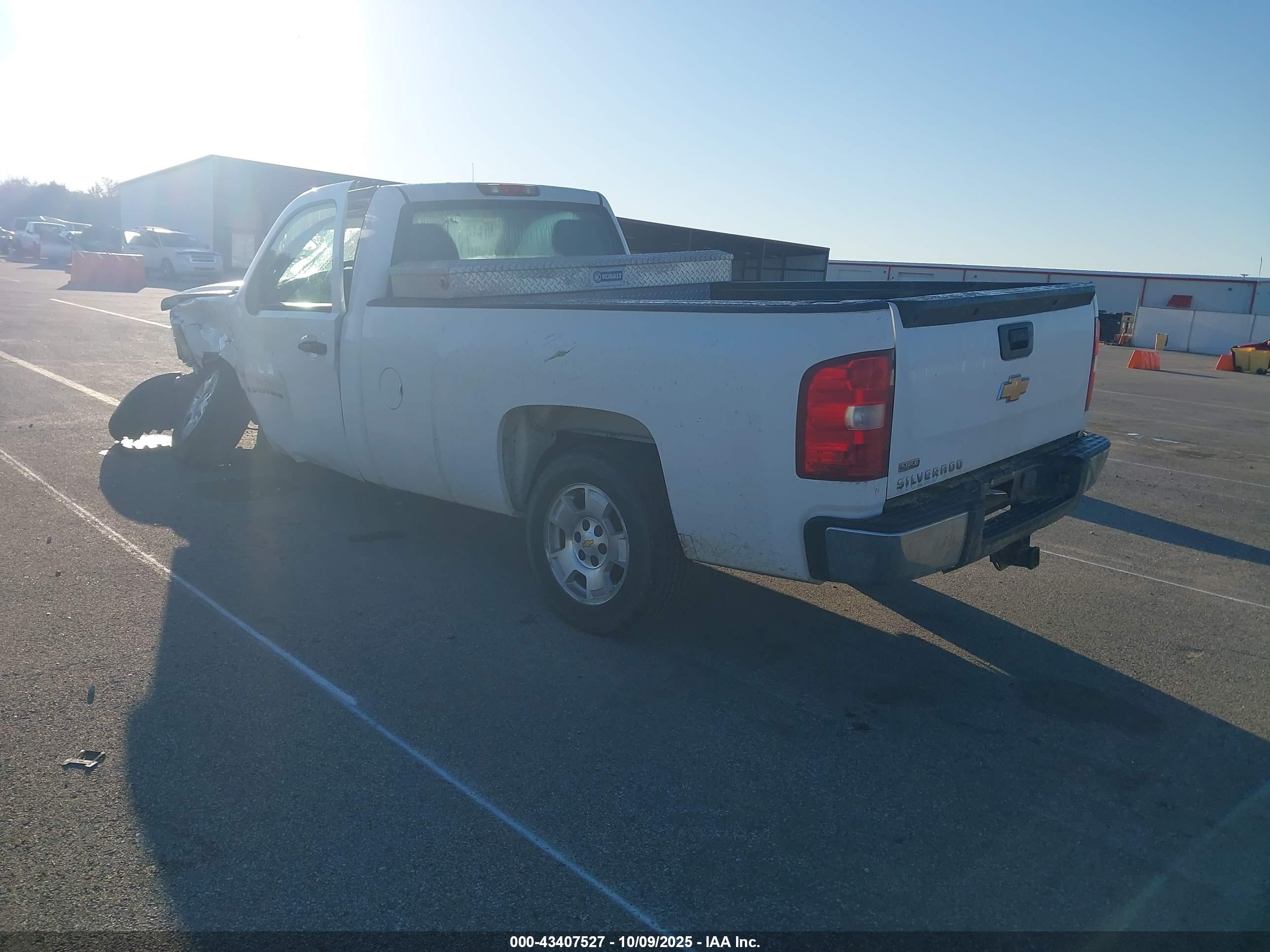 CHEVROLET SILVERADO image 3