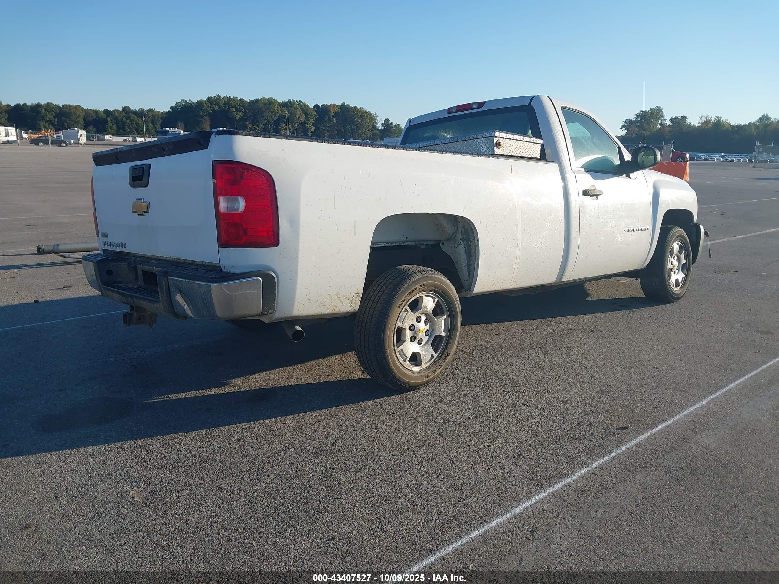 CHEVROLET SILVERADO image 4