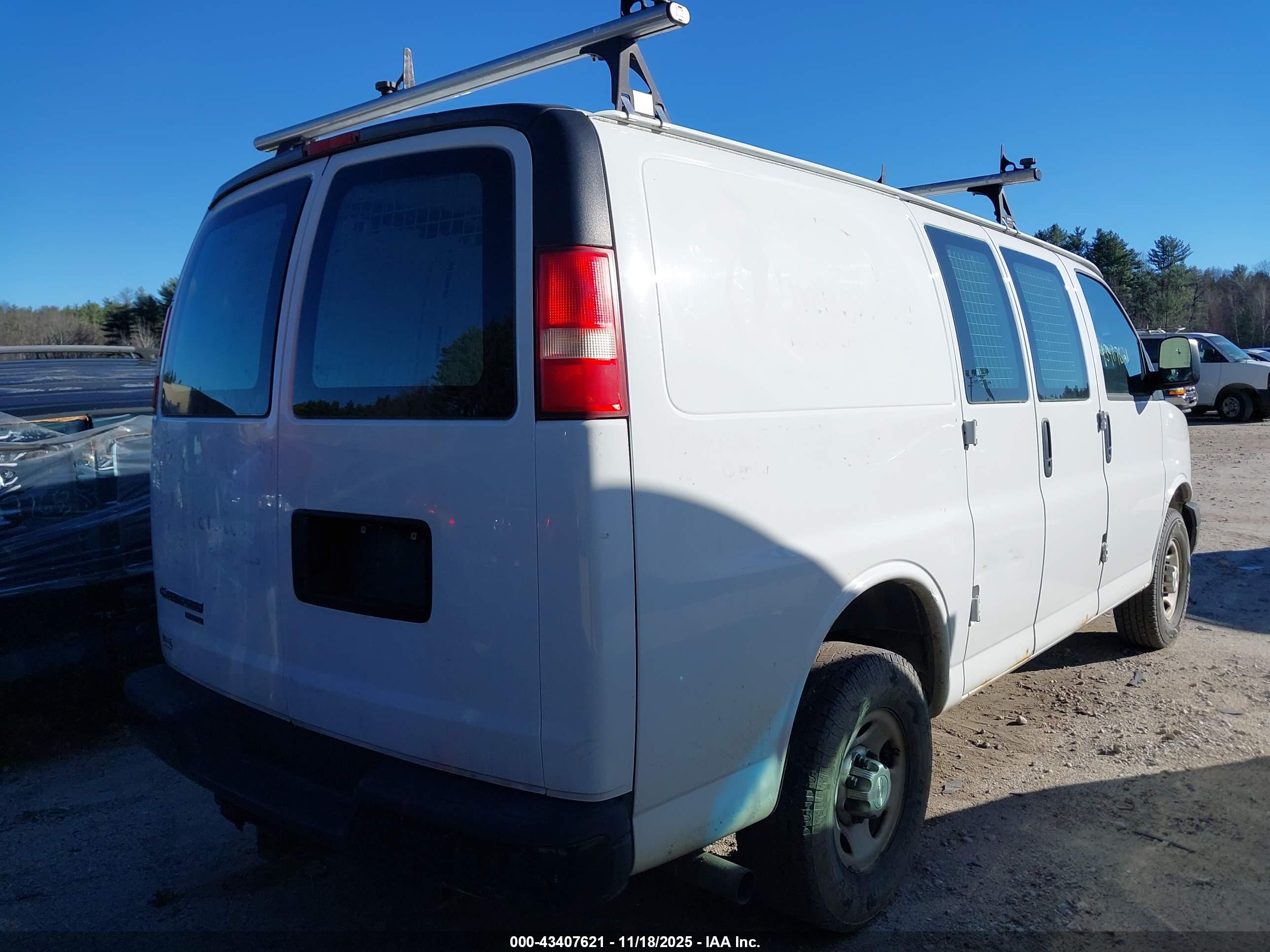 CHEVROLET EXPRESS image 4