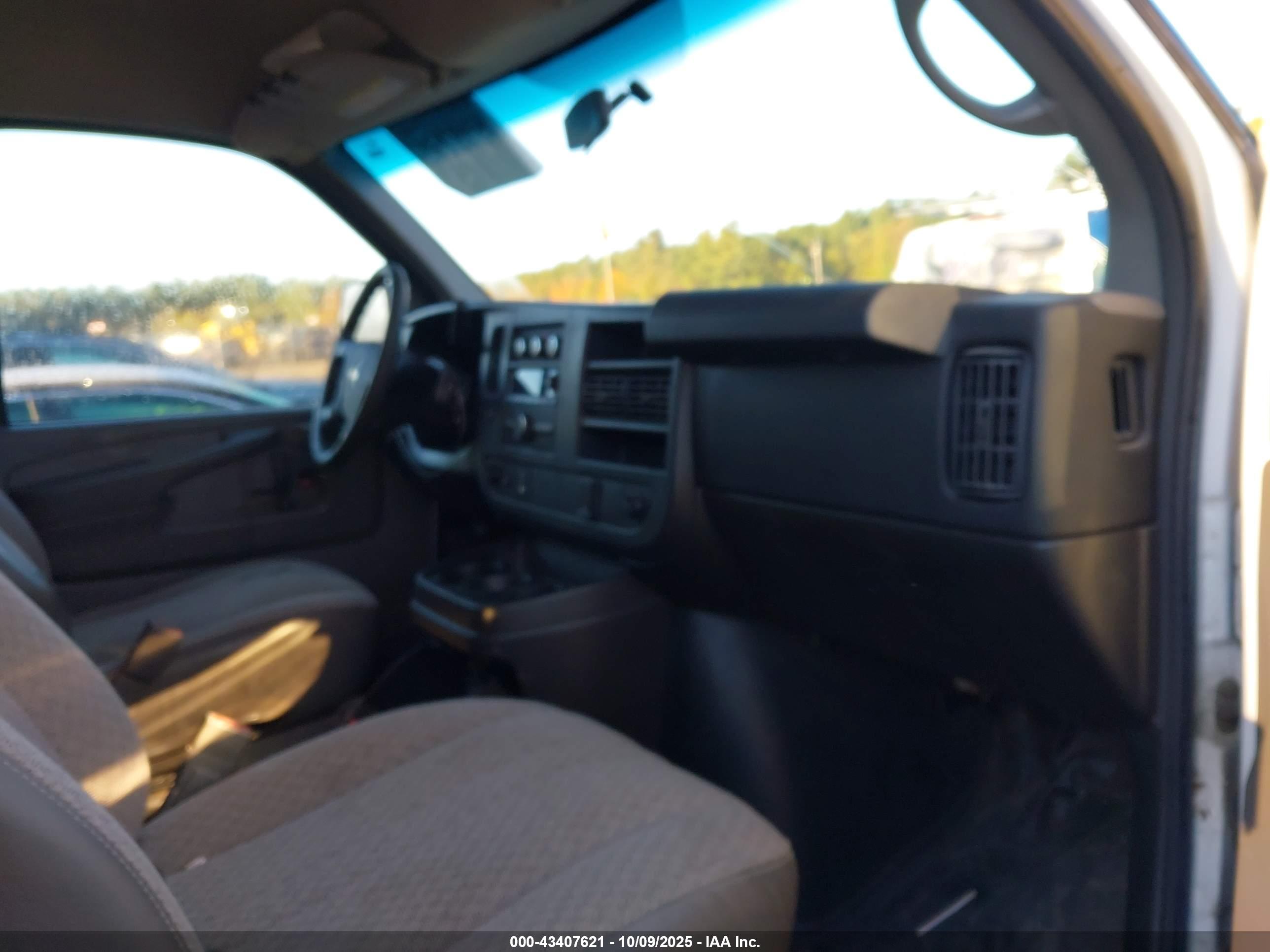 CHEVROLET EXPRESS image 5
