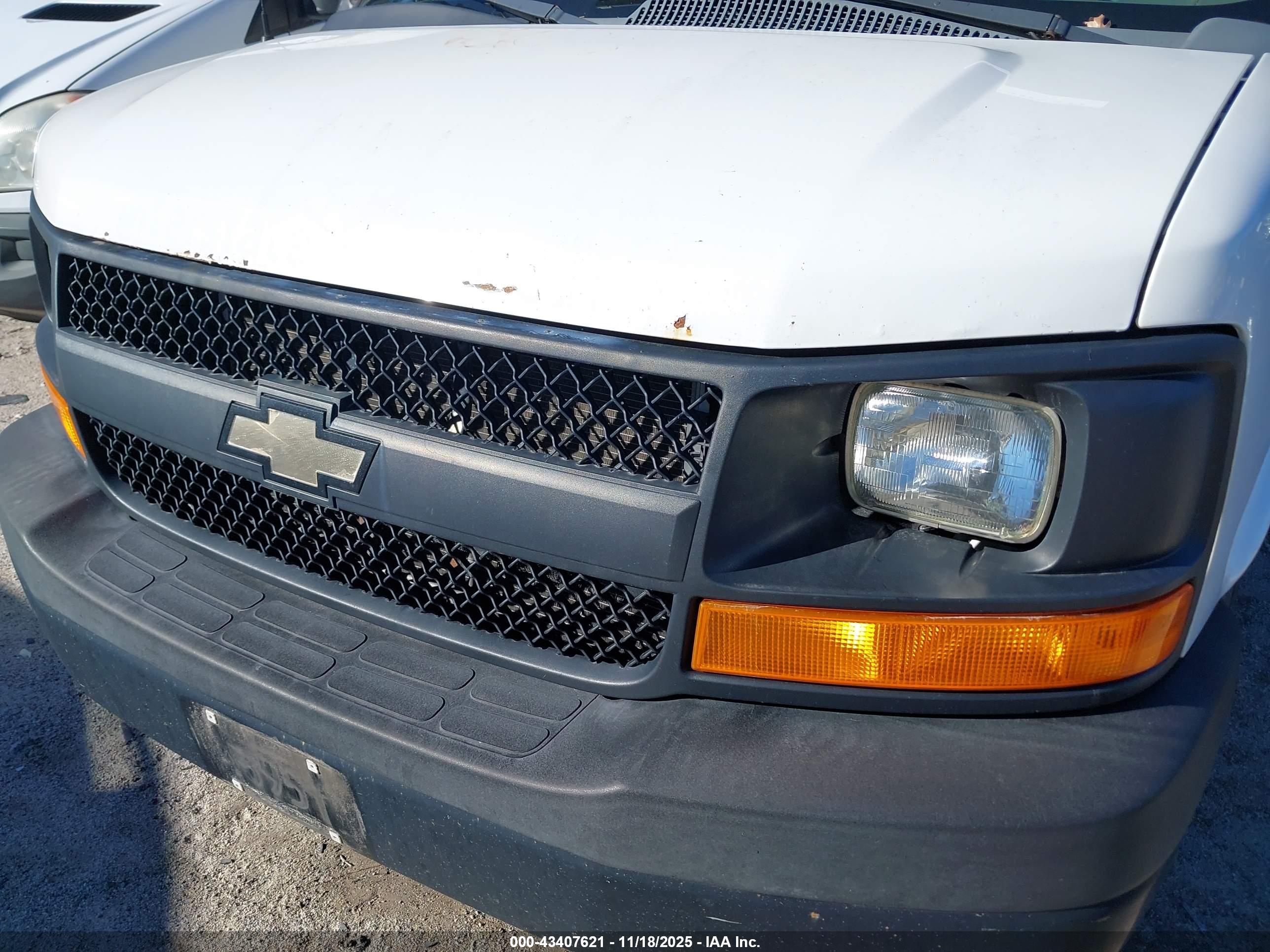 CHEVROLET EXPRESS image 6