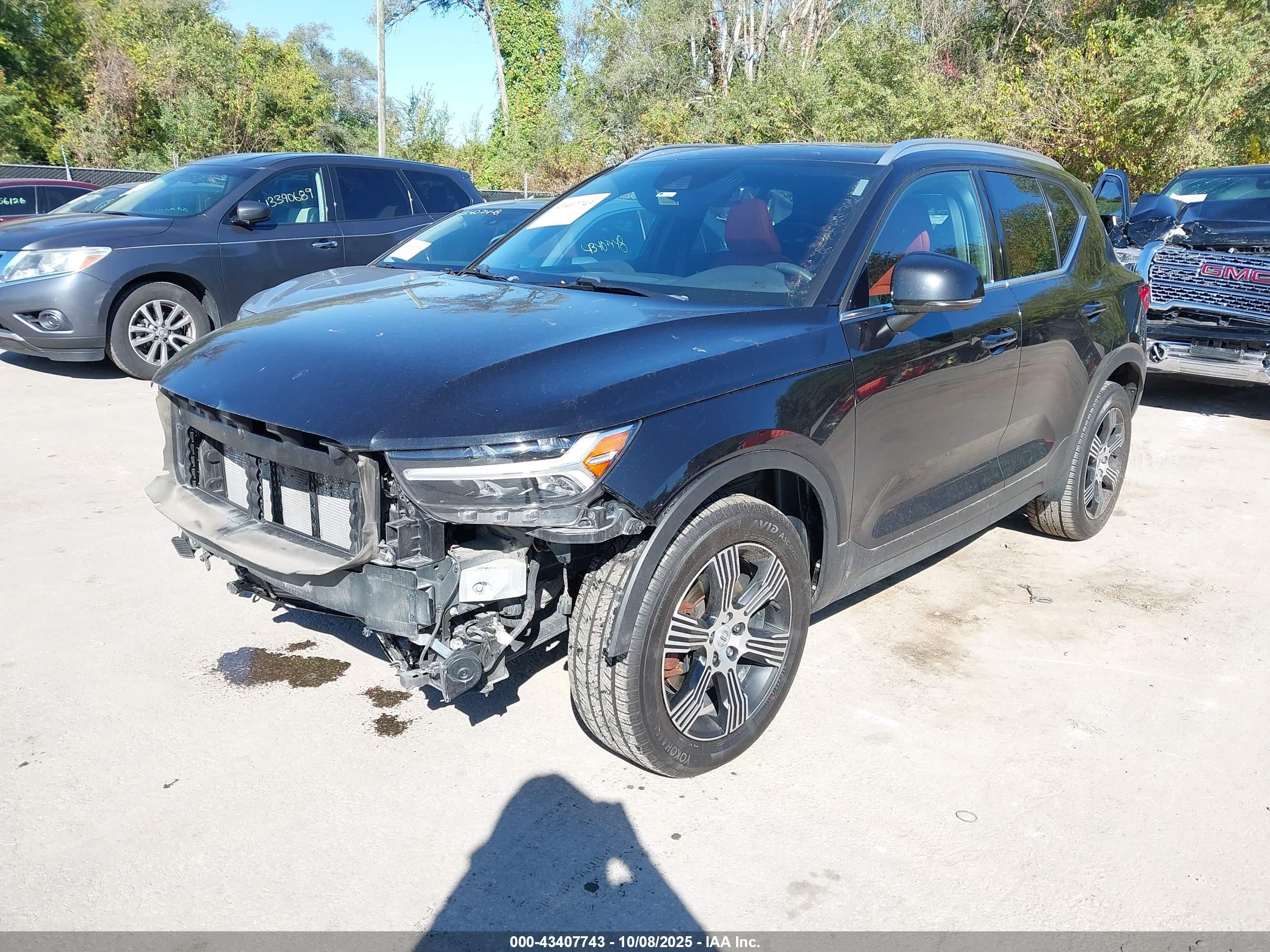 VOLVO XC40 image 2