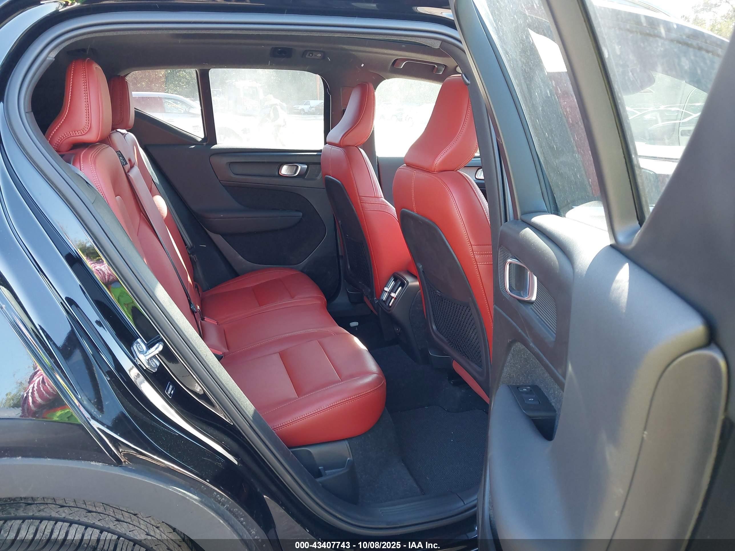VOLVO XC40 image 8
