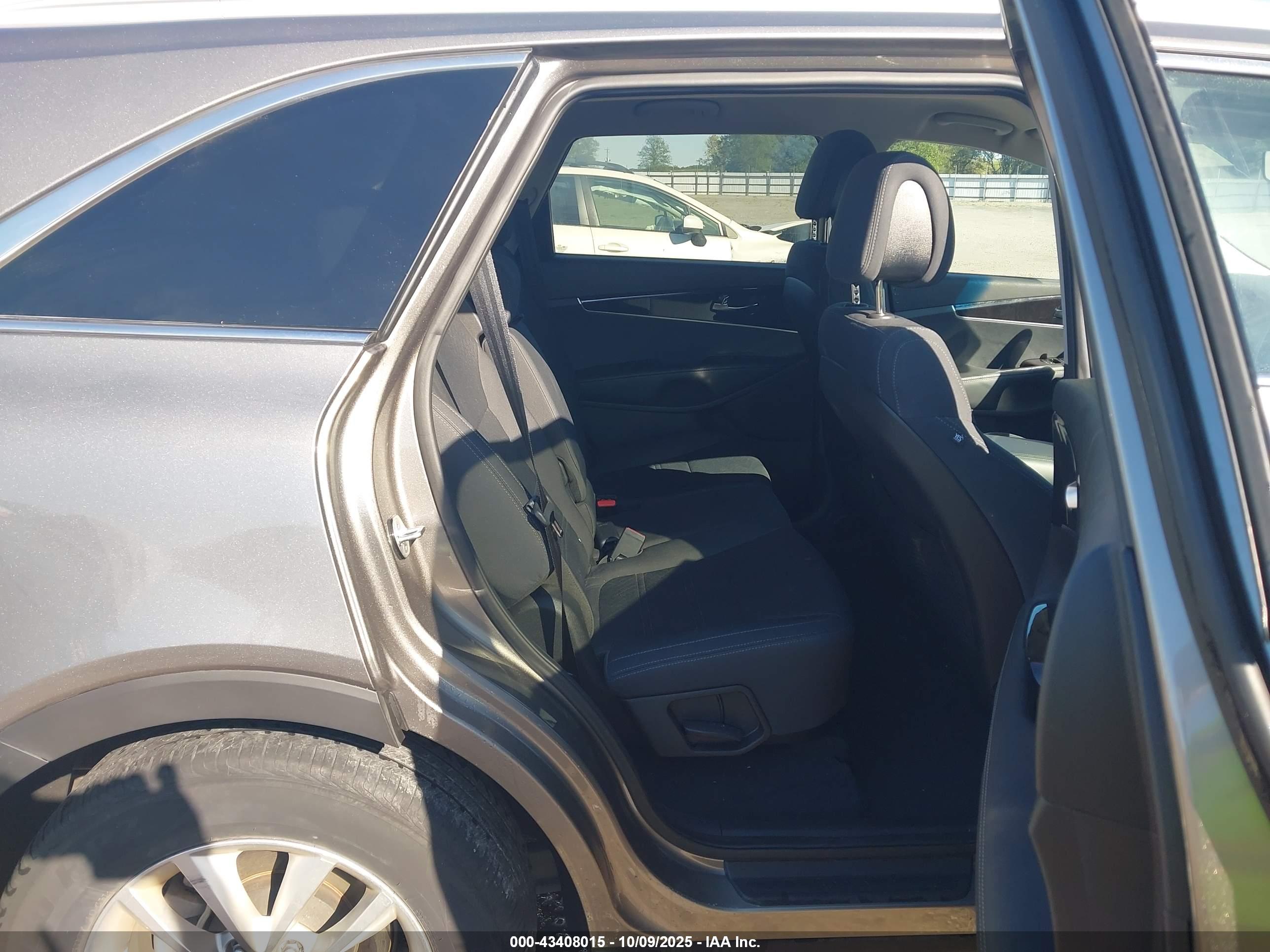 KIA SORENTO image 8
