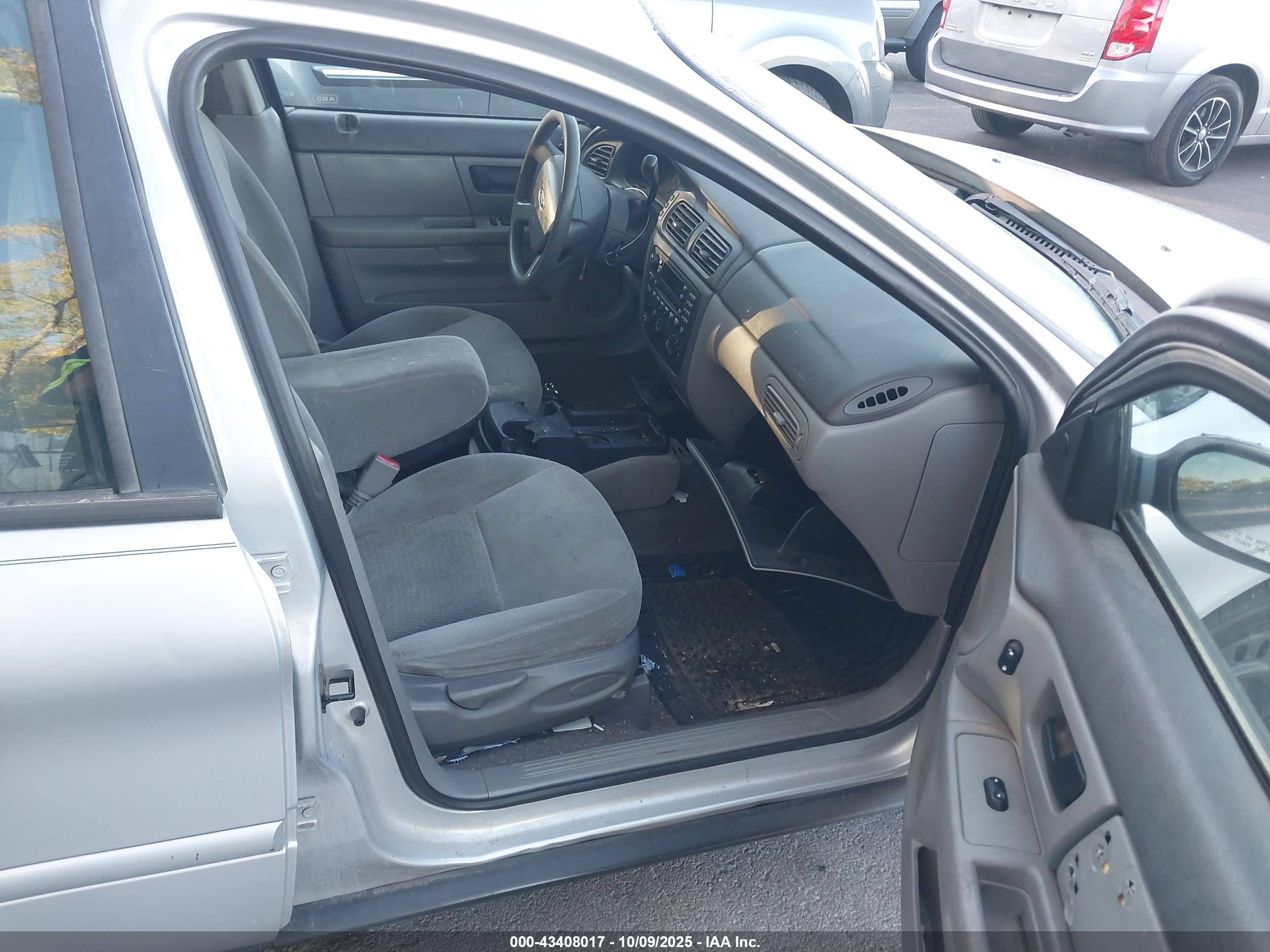 FORD TAURUS image 5