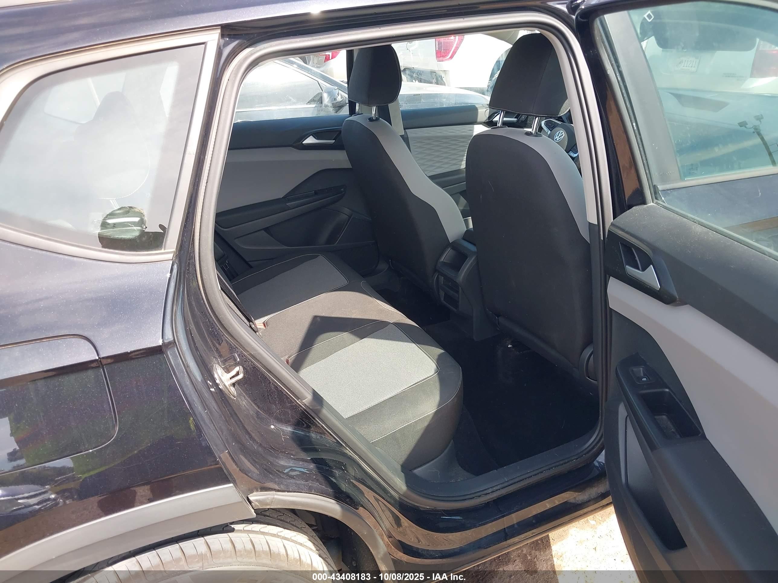 VOLKSWAGEN TAOS image 8