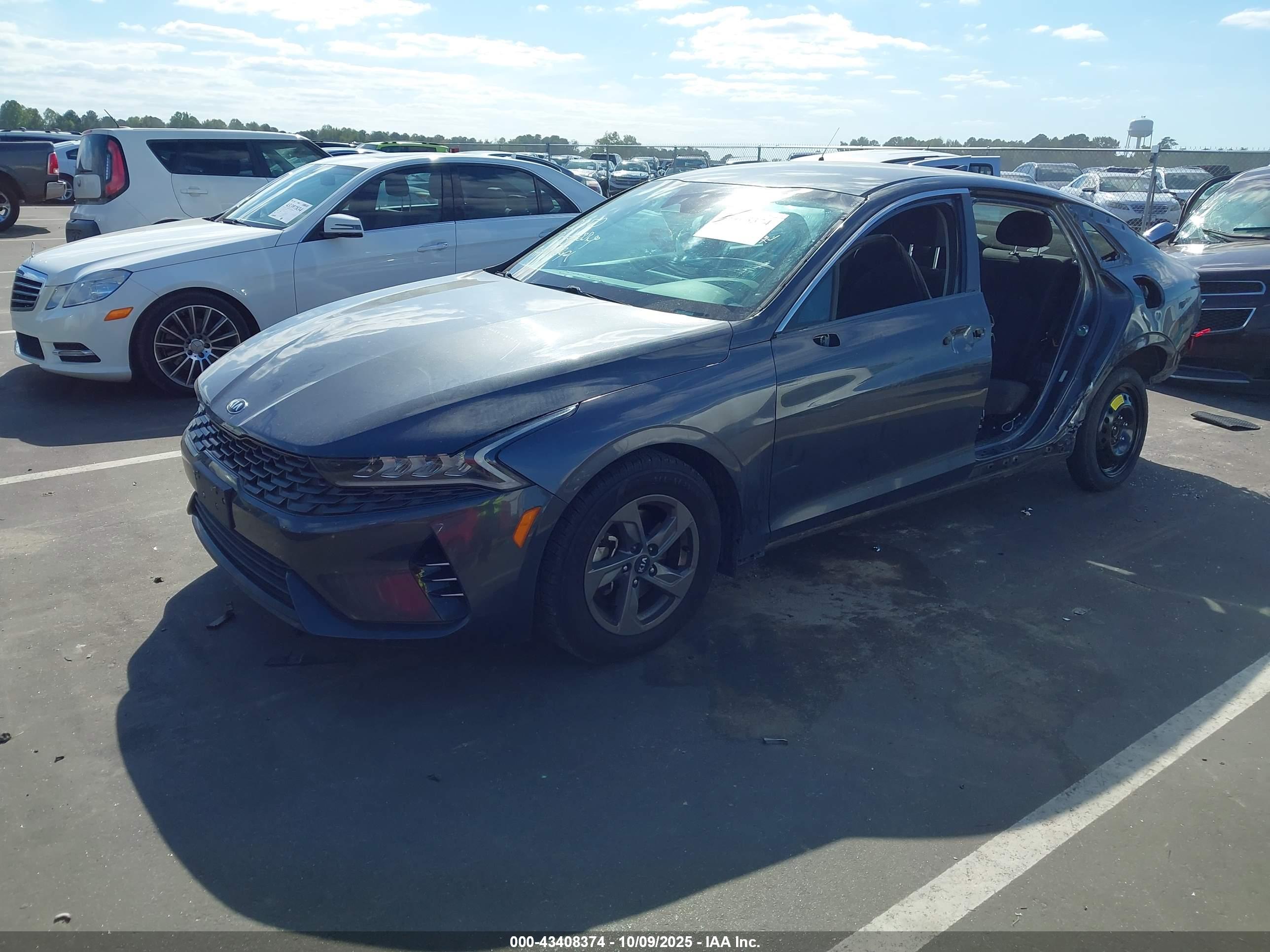 KIA K5 image 2