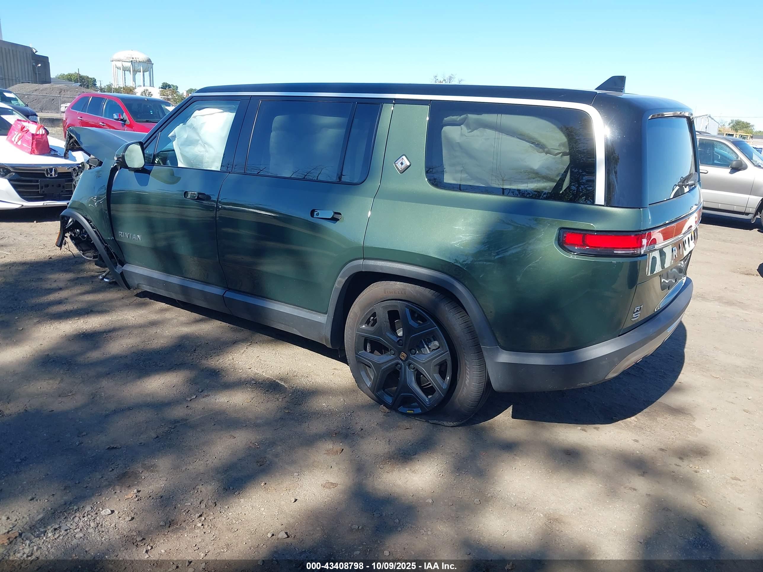 RIVIAN R1S image 3