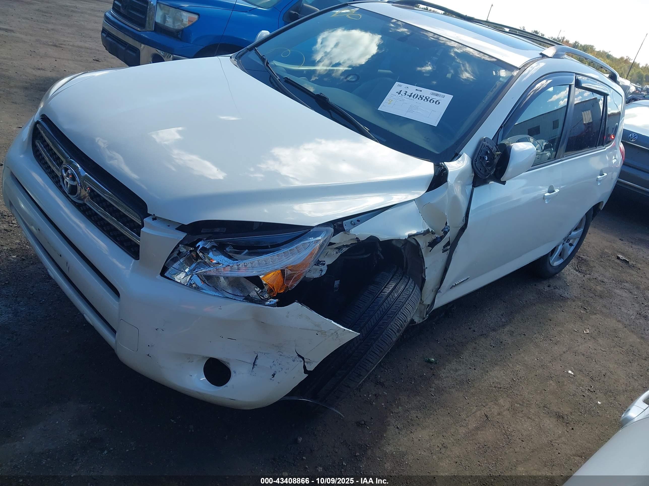 TOYOTA RAV4 image 2