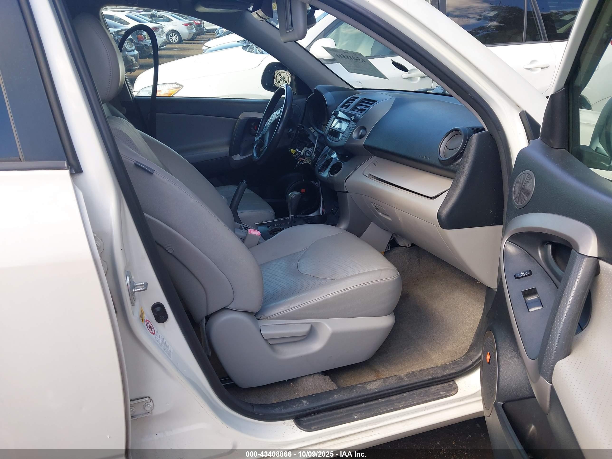TOYOTA RAV4 image 5
