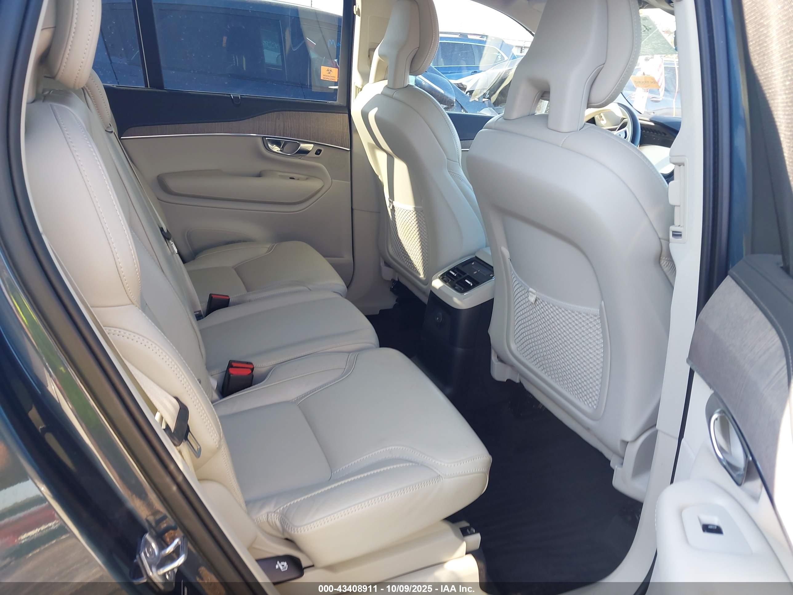 VOLVO XC90 image 8